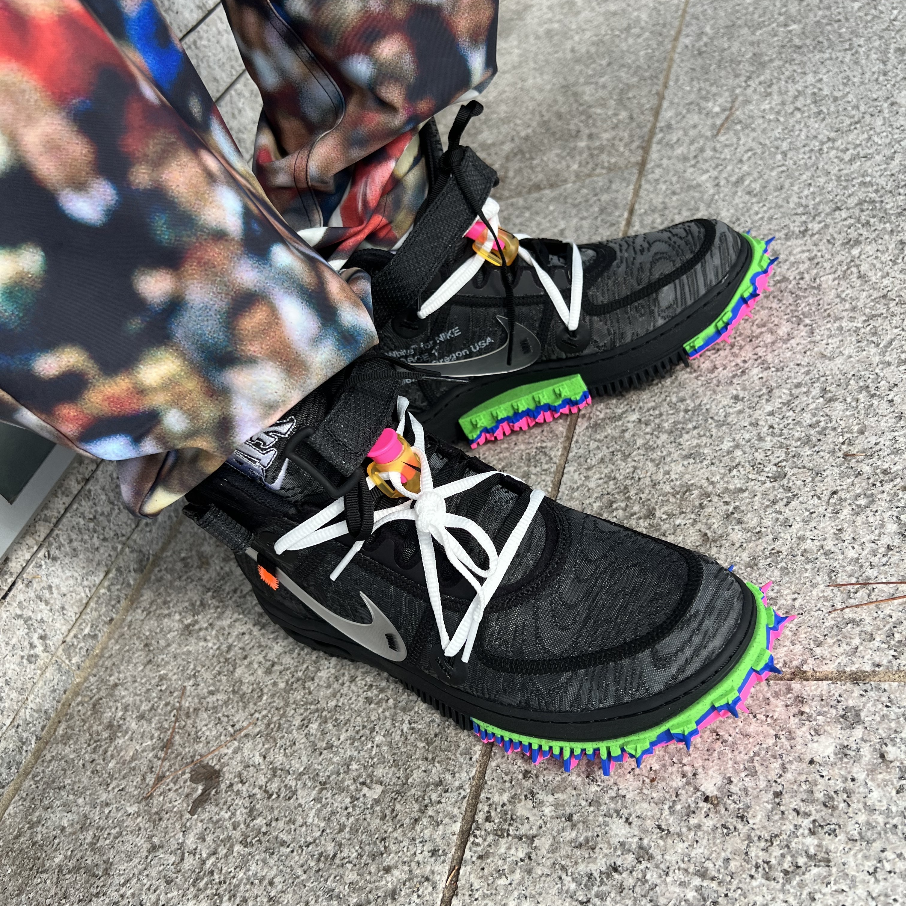 Nike x Off-White Air Force 1 Mid SP Black 착용 스타일 - 2