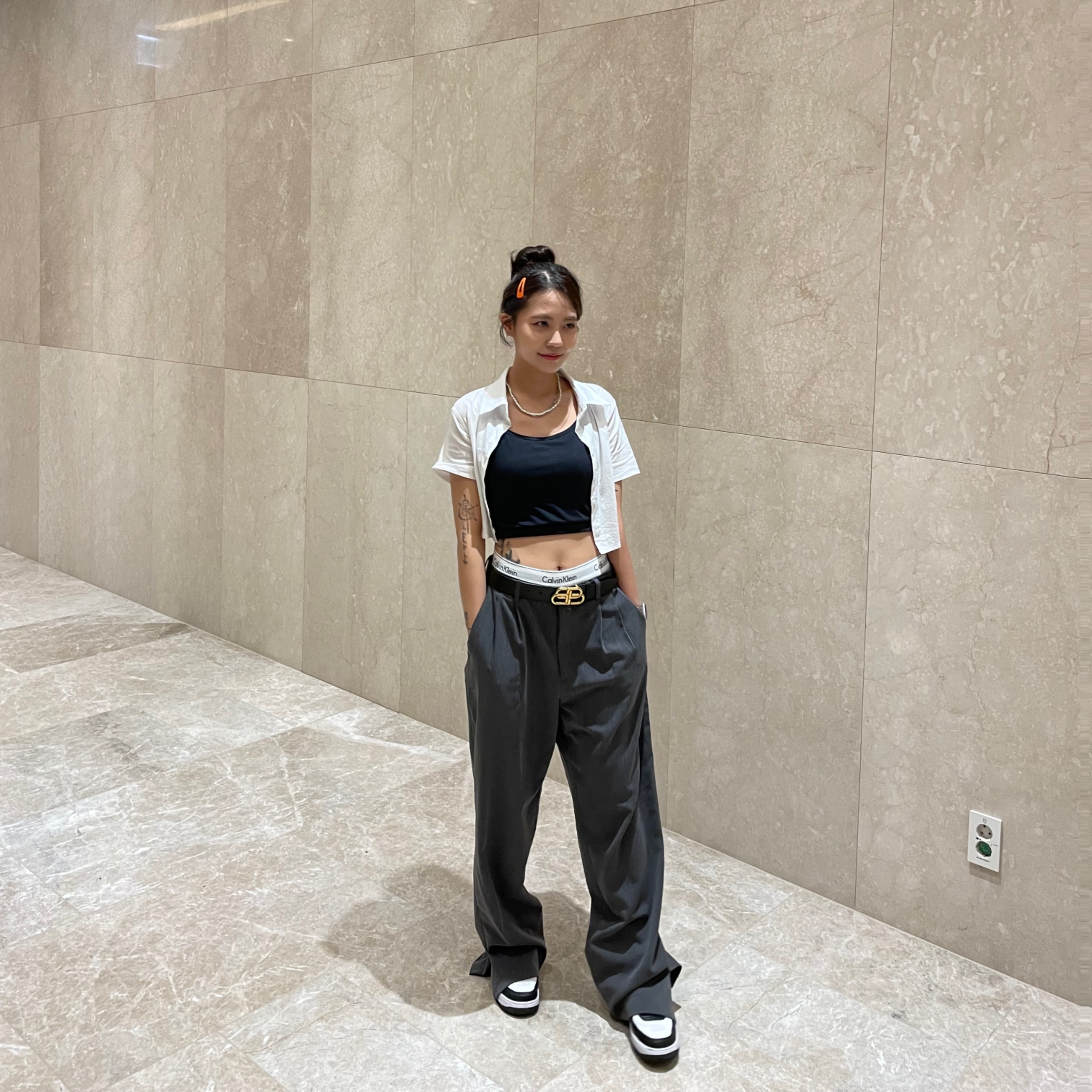 (W) Balenciaga BB Thin Calfskin Leather Belt Black Aged Gold, Nike x Stussy Air Force 1 '07 Mid SP Black and Light Bone 착용 스타일 - 2
