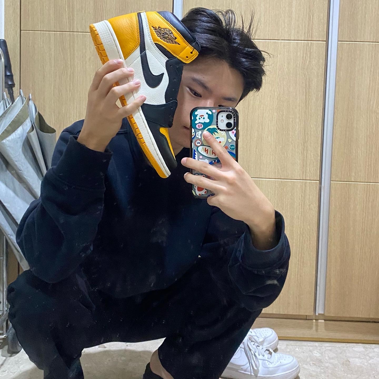 Jordan 1 Retro High OG Taxi, Nike Air Force 1 '07 Low White 착용 스타일 - 1