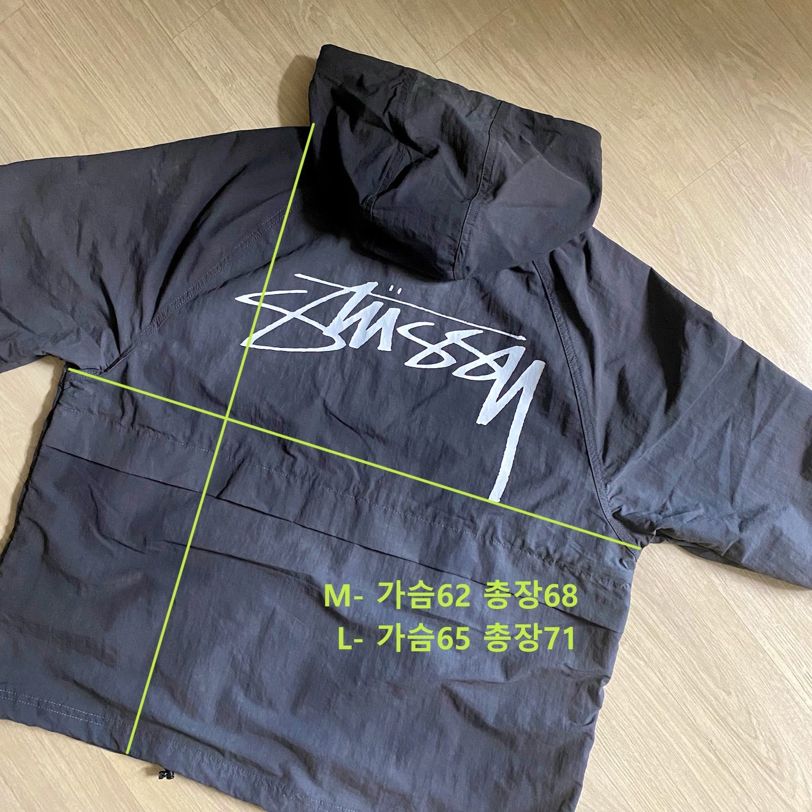 Stussy Wave Dye Beach Shell Jacket Black, Stussy x Heal The Bay Pigment Dyed T-Shirt White 착용 스타일 - 2