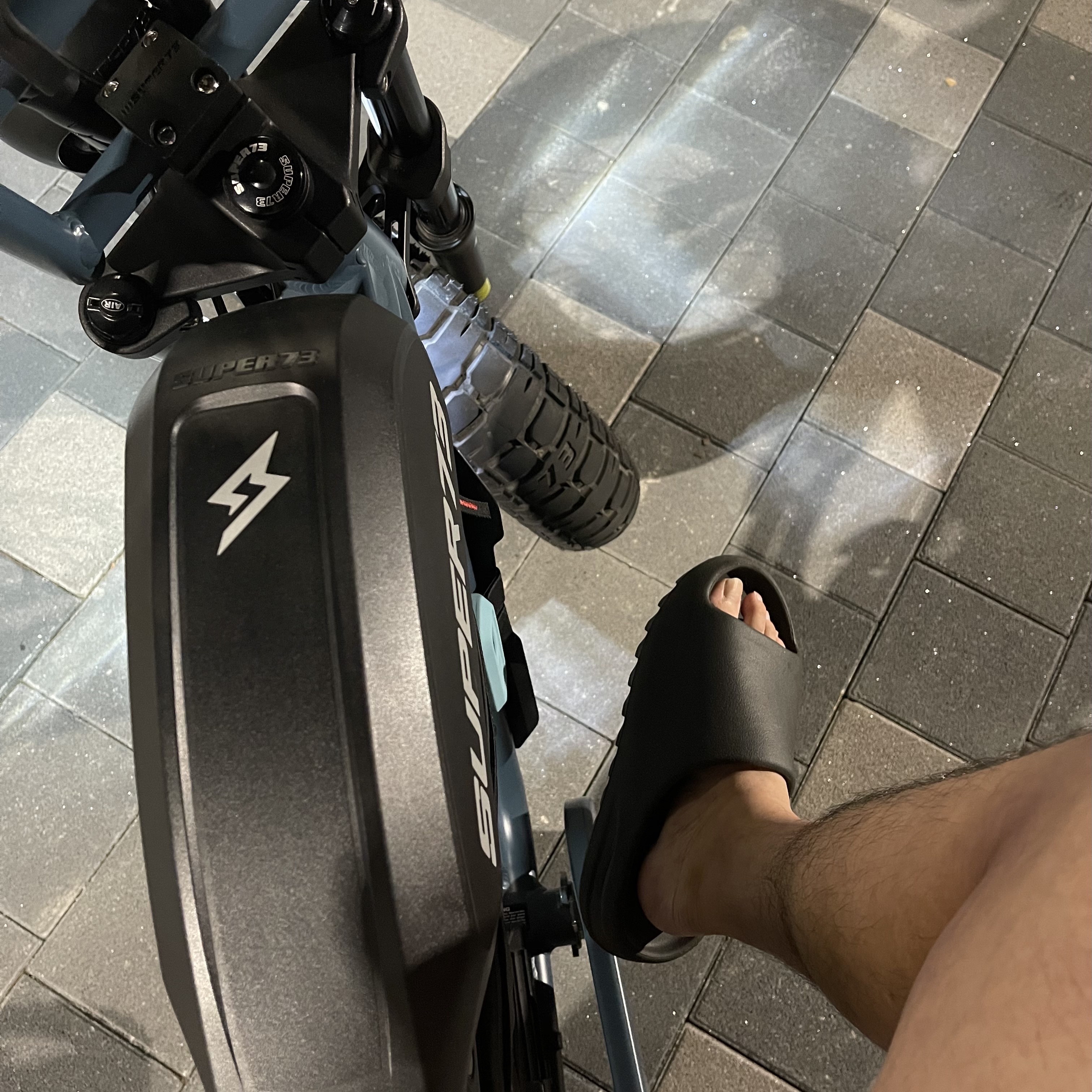 Adidas Yeezy Slide Onyx 착용 스타일