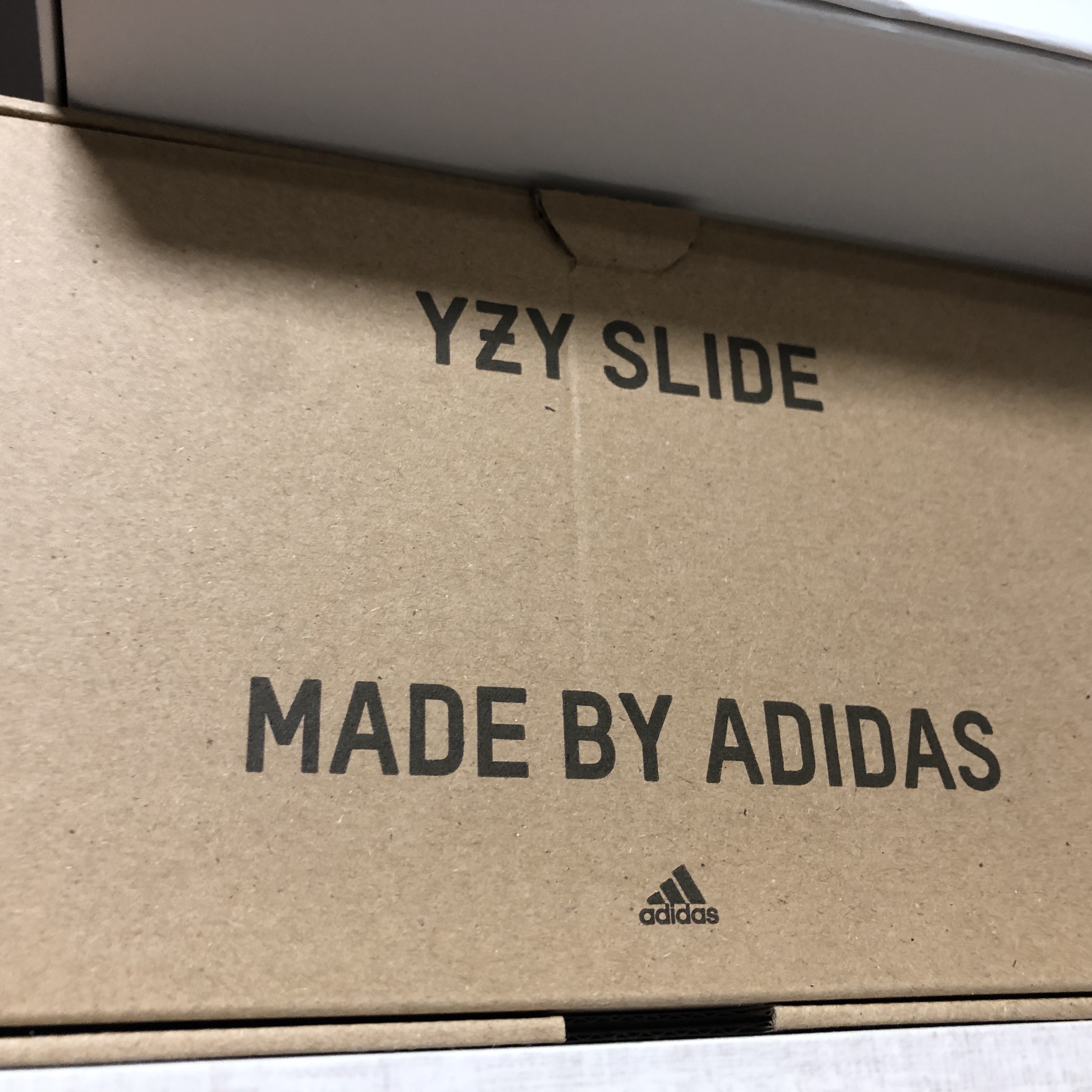 Adidas Yeezy Slide Bone 2022/2023 착용 스타일 - 1