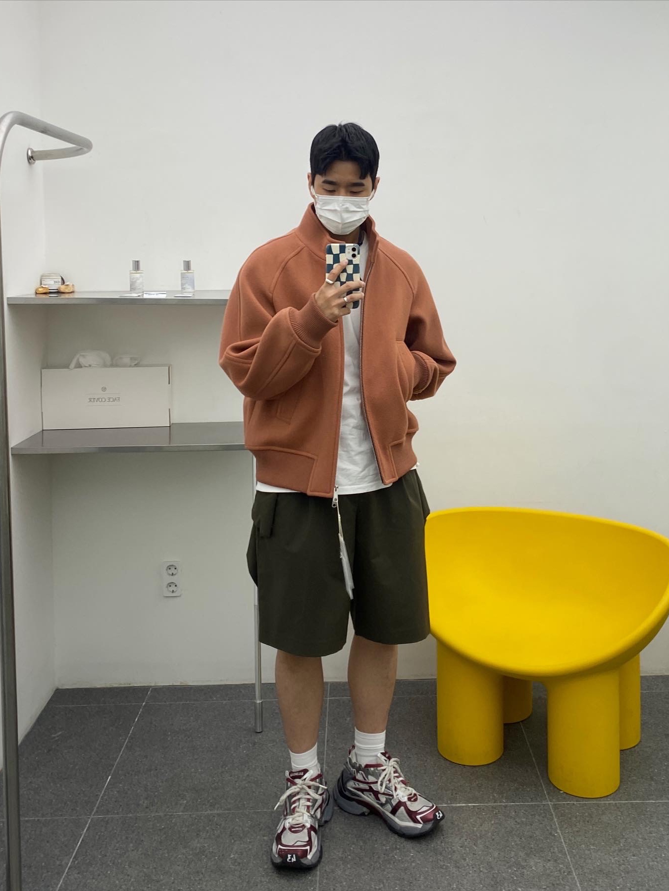 Balenciaga Runner Sneakers Grey Burgundy 착용 스타일 - 3