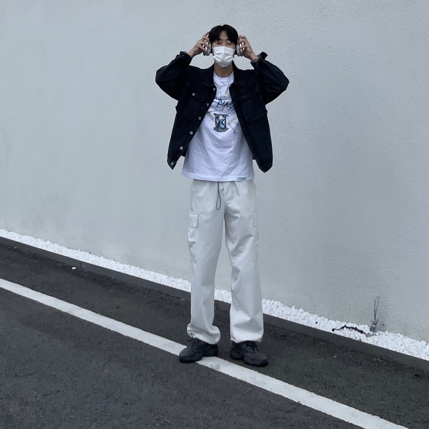 Adidas Yeezy 500 Utility Black 2018/2020, Apple AirPods Max Lightning Silver (Korean Ver.) 착용 스타일