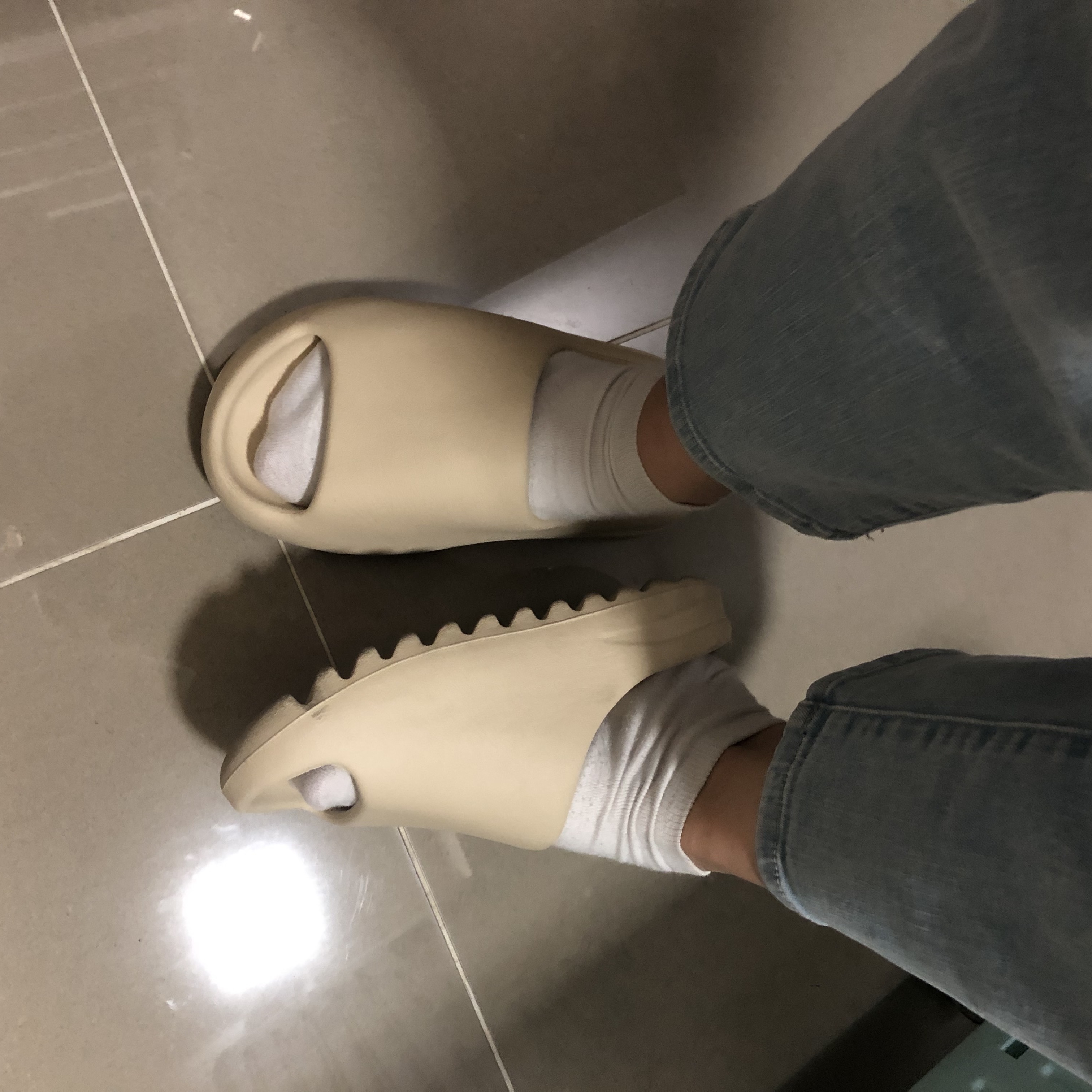Adidas Yeezy Slide Bone 2022/2023 착용 스타일 - 2