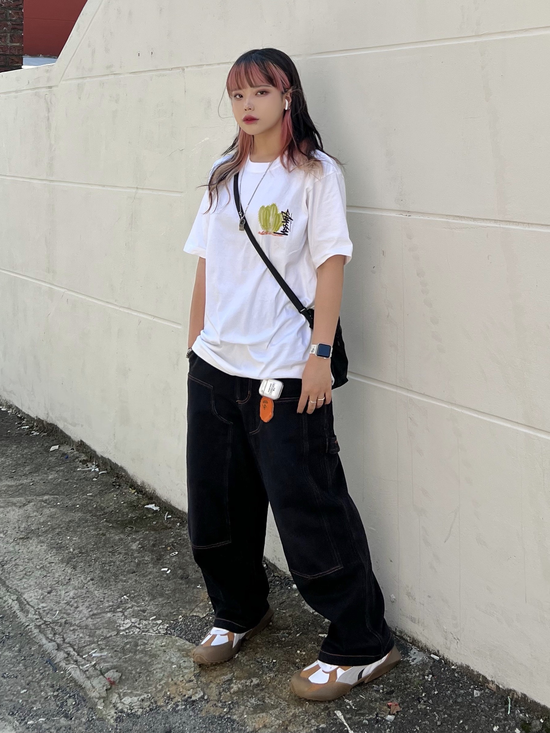 Stussy Desert Bloom T-Shirt White 착용 스타일