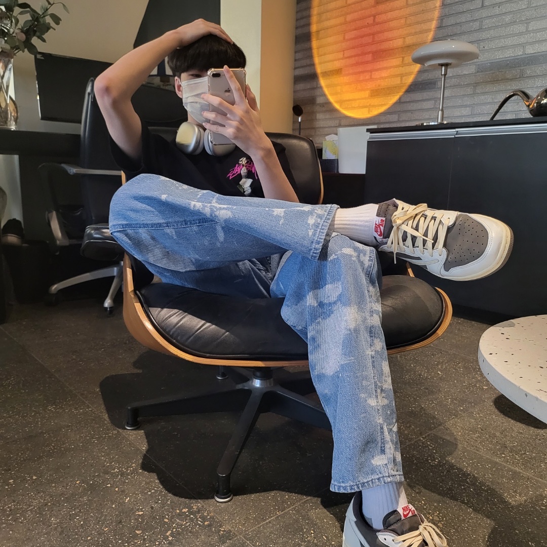 Jordan 1 x Travis Scott Retro Low OG SP Sail and Ridgerock, Apple AirPods Max Lightning Silver (Korean Ver.) 착용 스타일
