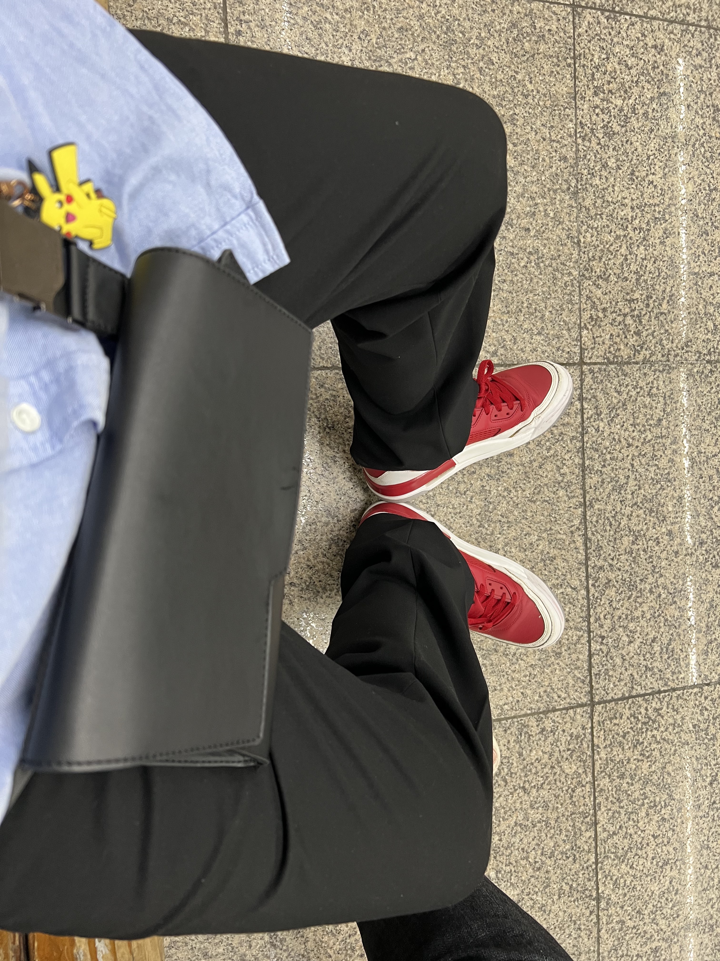 Jordan Spizike Gym Red, Adidas Adilette 22 Clear Grey 착용 스타일 - 2