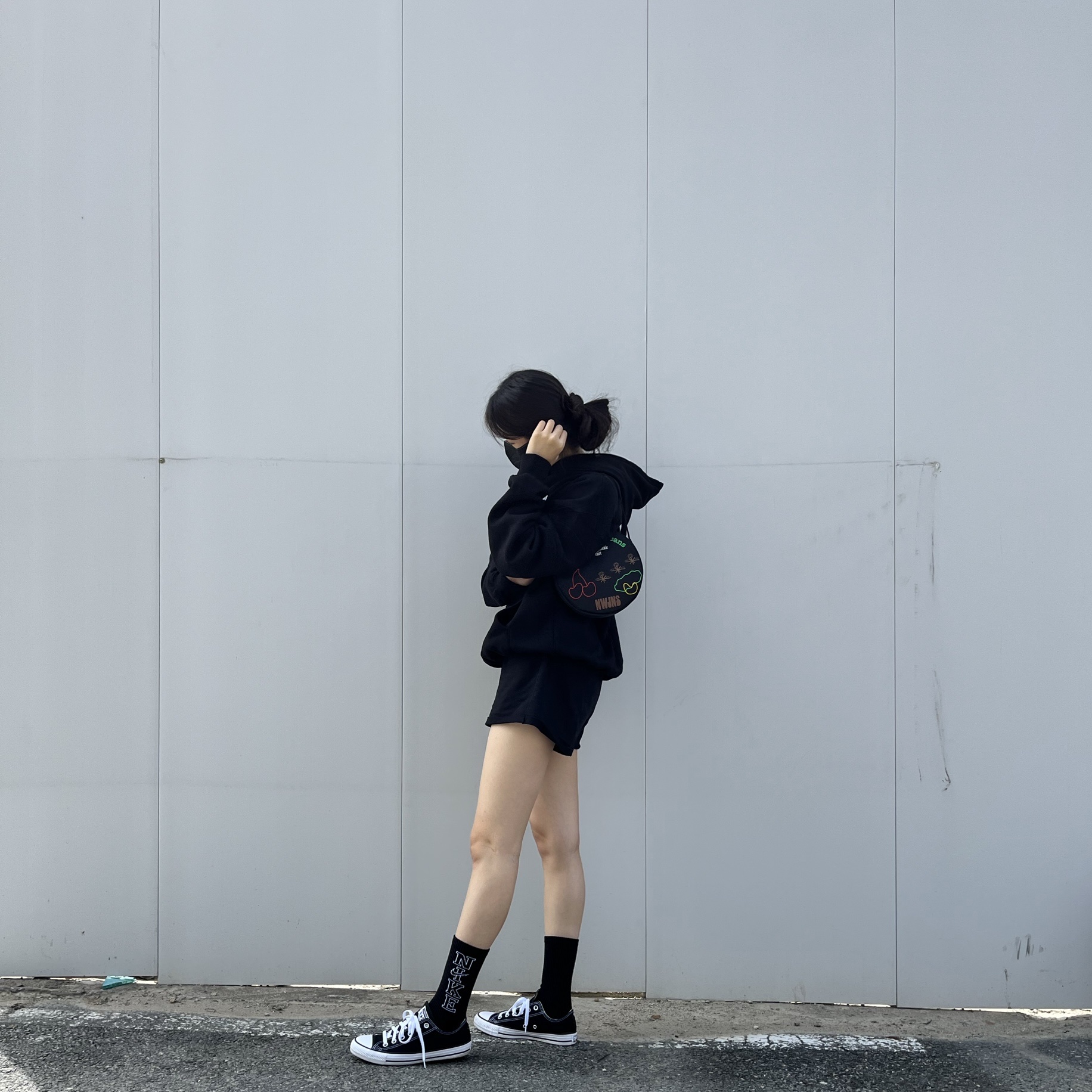 NewJeans 1st EP New Jeans Limited Edition (Black Ver.), IAB Studio Hoodie Black White 착용 스타일