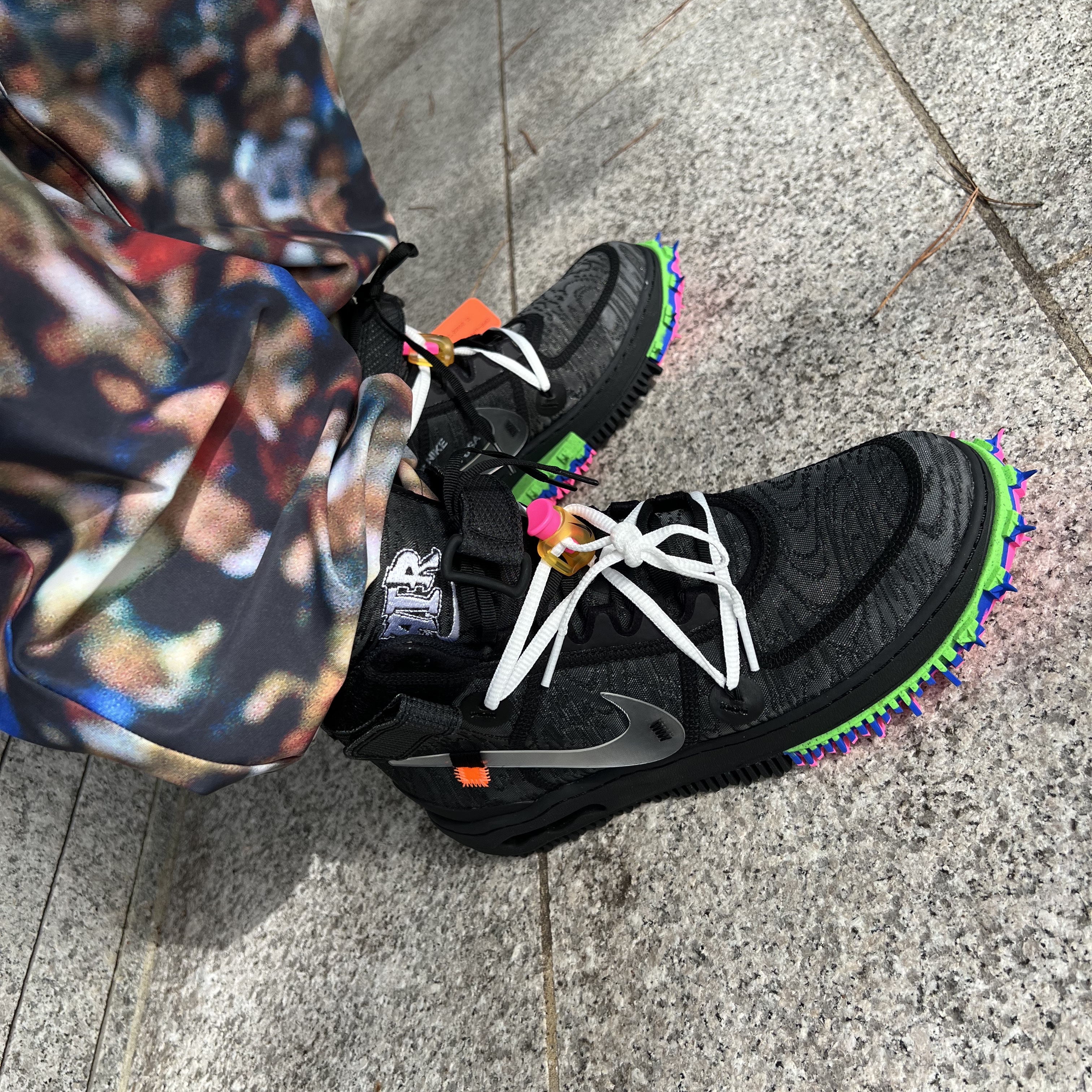 Nike x Off-White Air Force 1 Mid SP Black 착용 스타일 - 3