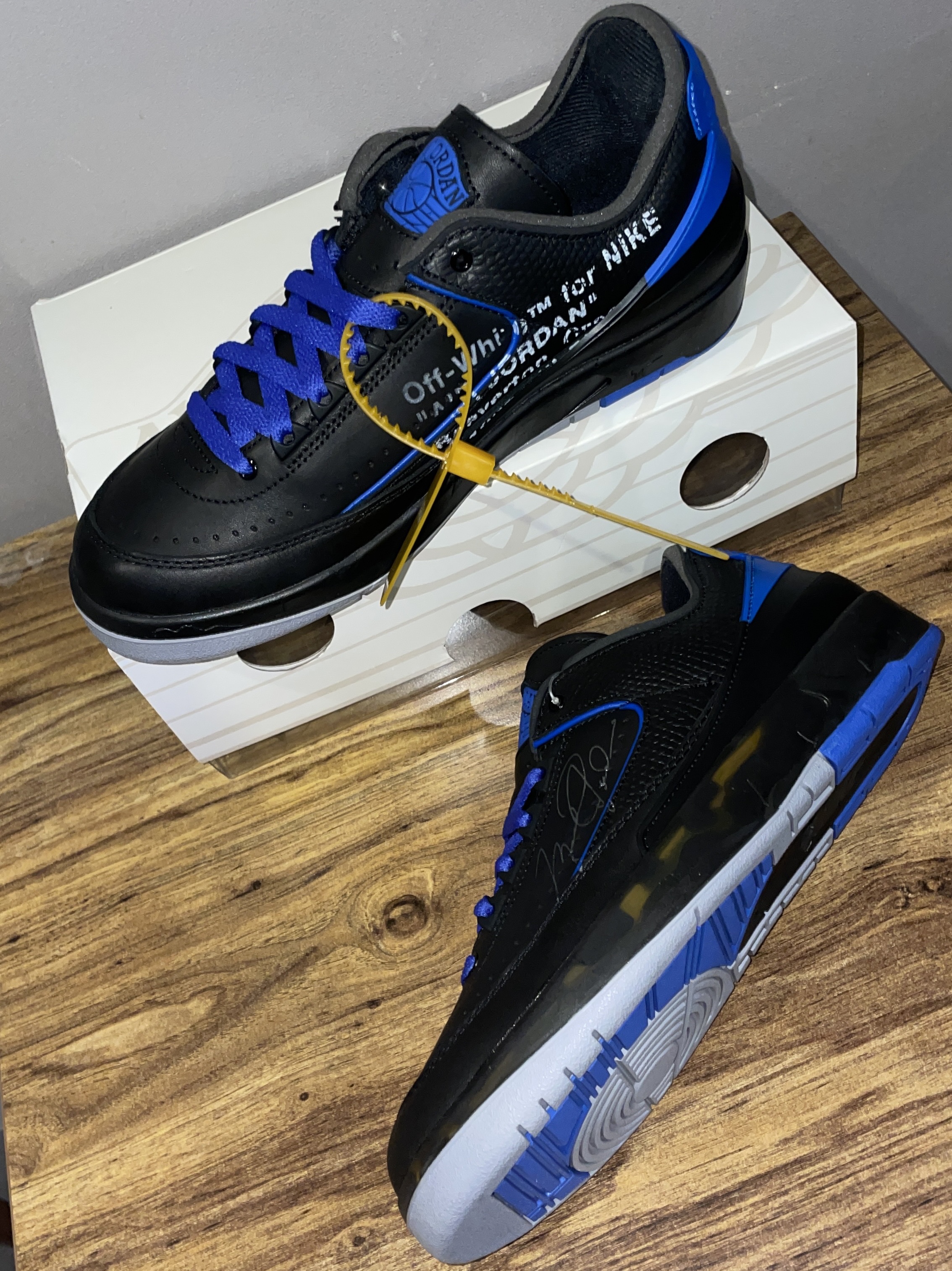 Jordan 2 x Off-White Retro Low SP Black and Varsity Royal 착용 스타일