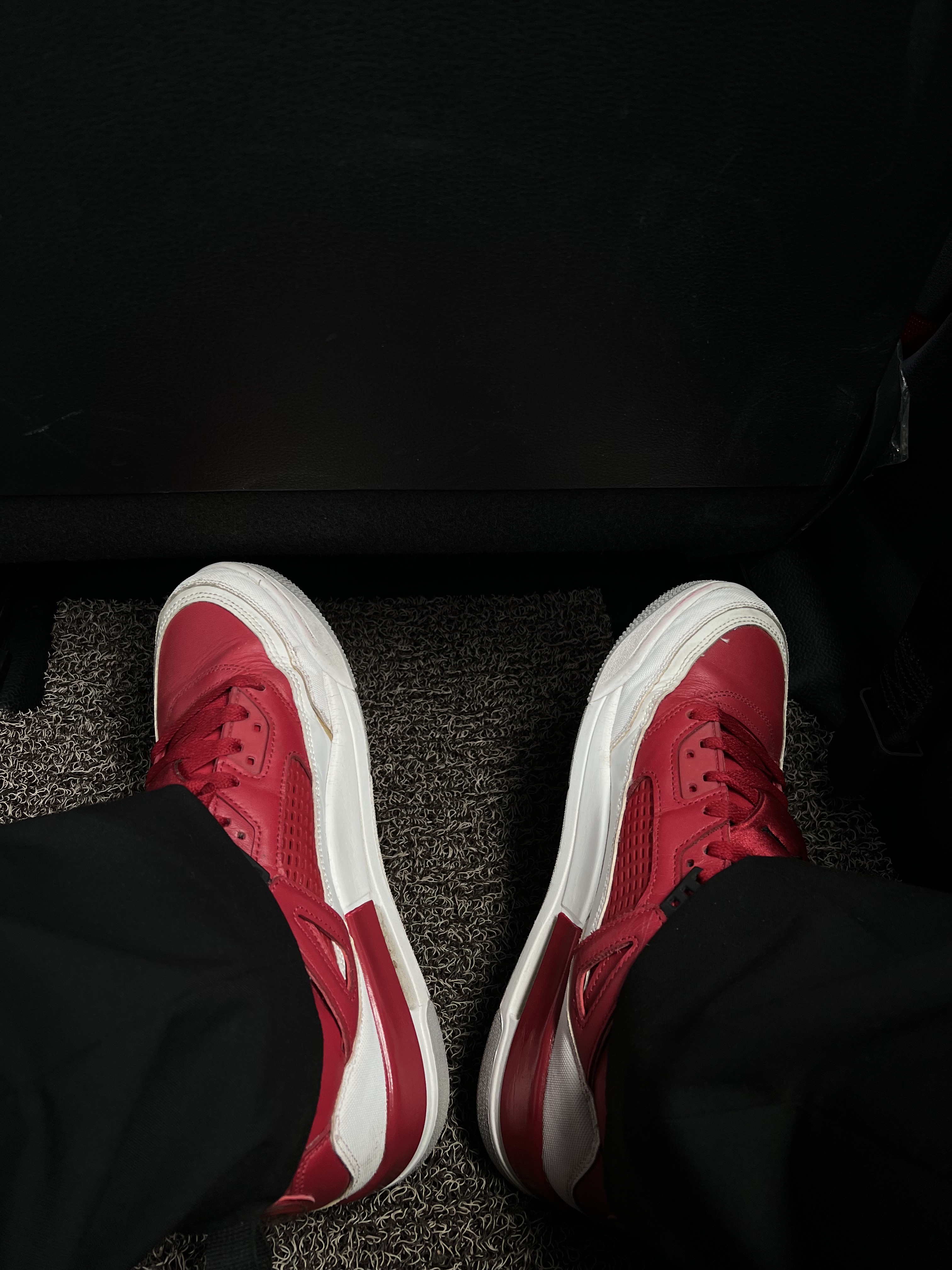 Jordan Spizike Gym Red, Adidas Adilette 22 Clear Grey 착용 스타일 - 5