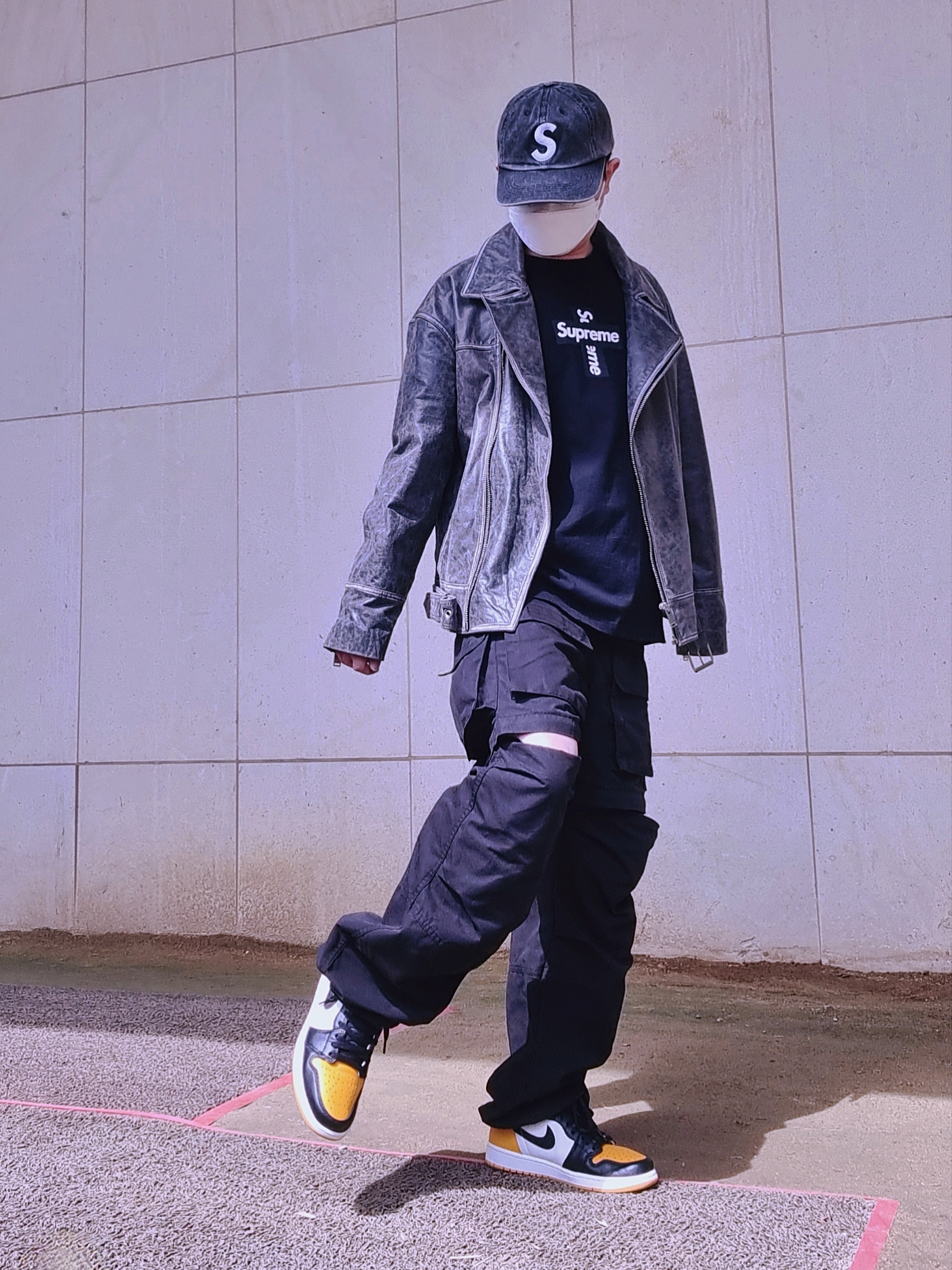 Supreme Pigment Print S Logo 6-Panel Black - 20SS, Supreme Cross Box Logo T-Shirt Black - 20FW 착용 스타일 - 1