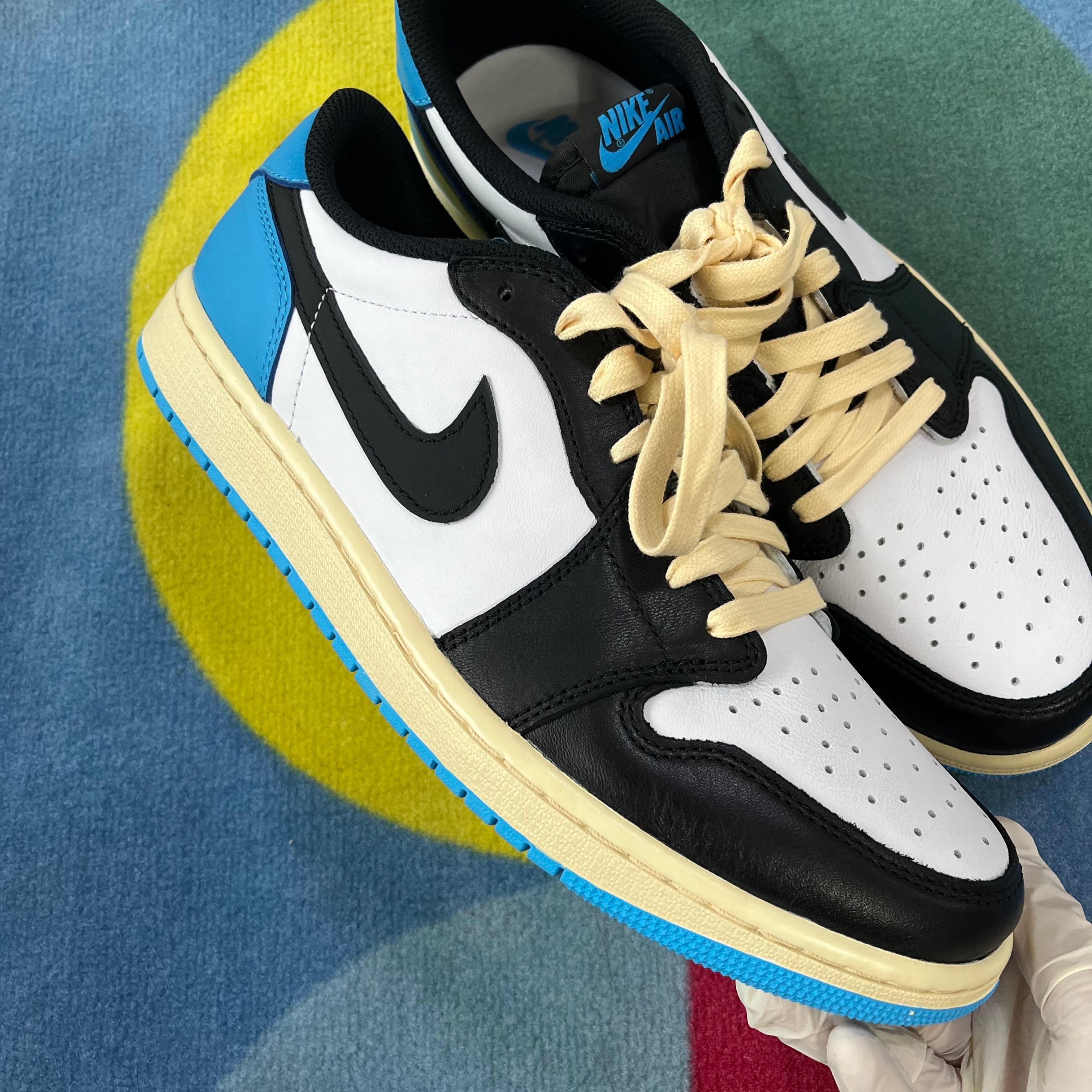 Gallery Dept. x Lanvin Painted Curb Sneakers White, Jordan 1 Retro Low OG Black and Dark Powder Blue 착용 스타일 - 2
