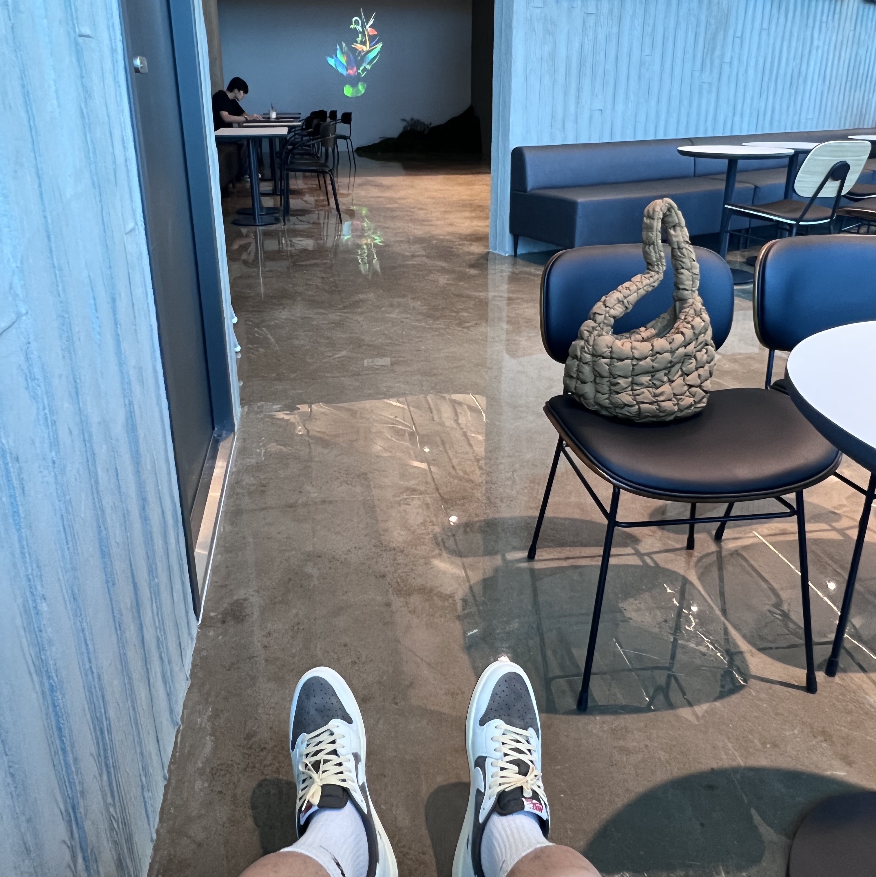 Jordan 1 x Travis Scott Retro Low OG SP Sail and Ridgerock, COS Quilted Mini Bag Brown 착용 스타일