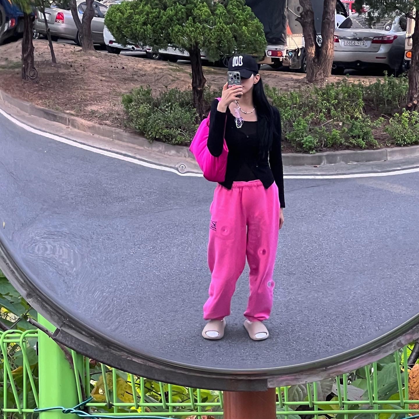 Adidas Yeezy Slide Pure - Re-Release Ver., Nike x Stussy NRG Washed Fleece Pants Lotus PInk (DO5296-670) 착용 스타일 - 4