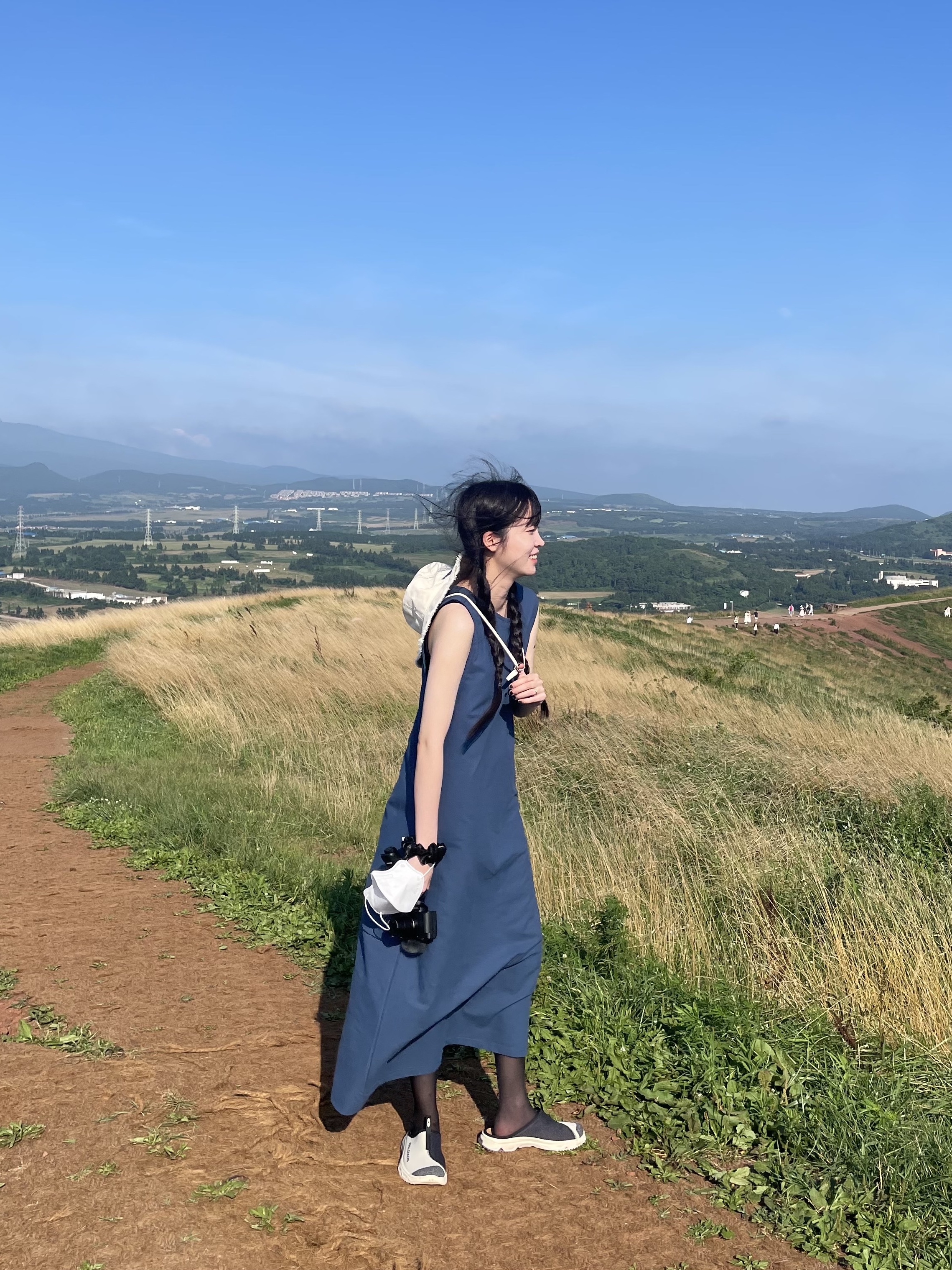 Jacquemus Le Bob Artichaut Bucket Hat Off White, Salomon RX Slide 3.0 Bleached Sand 착용 스타일 - 3