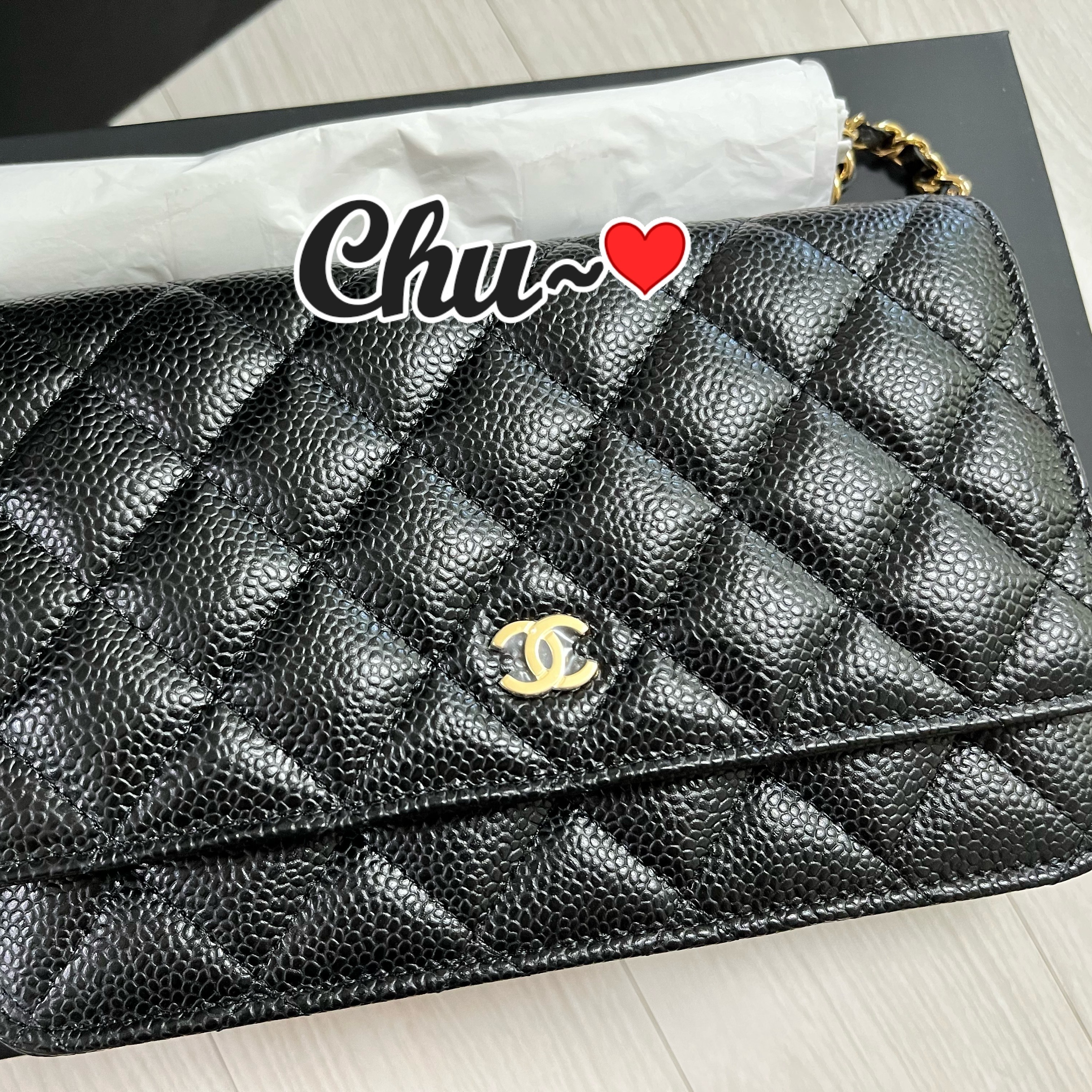 Chanel Classic Wallet On Chain Grained Calfskin & Gold Black 착용 스타일 - 2
