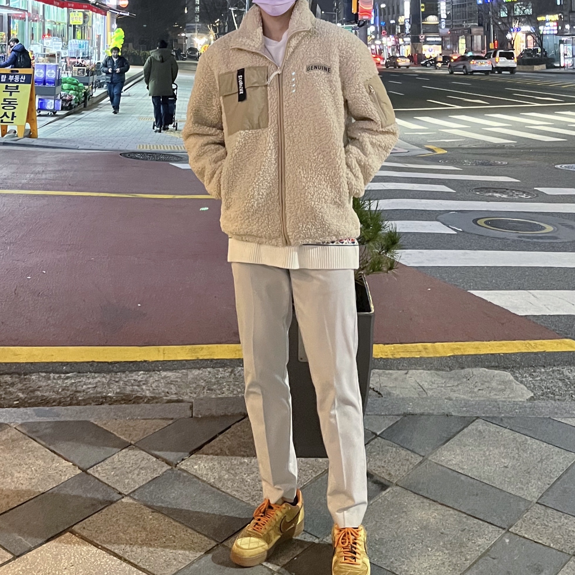 Nike Air Force 1 '07 PRM Gold Flight Jacket 착용 스타일
