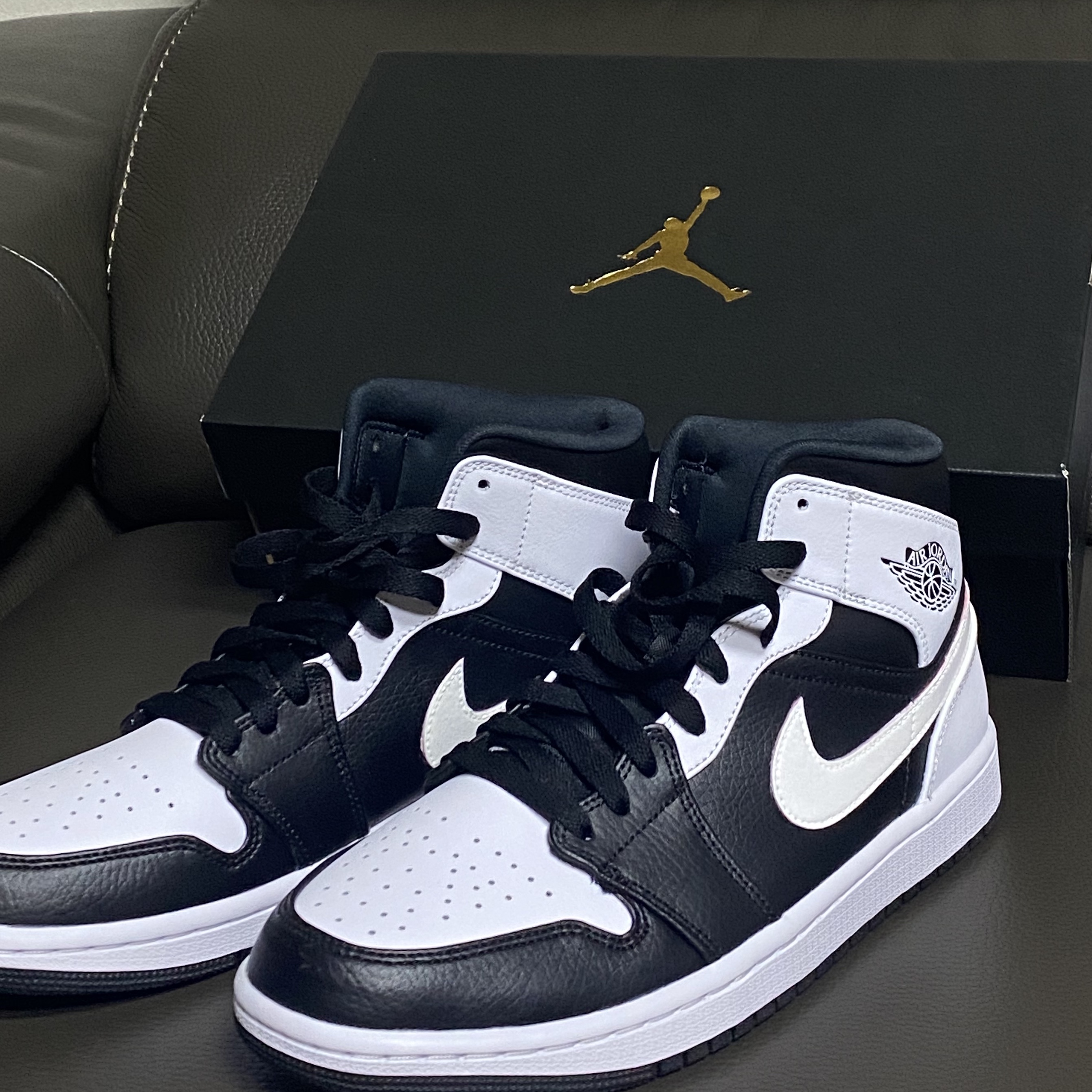 Jordan 1 Mid Black Chile Red 착용 스타일 - 3