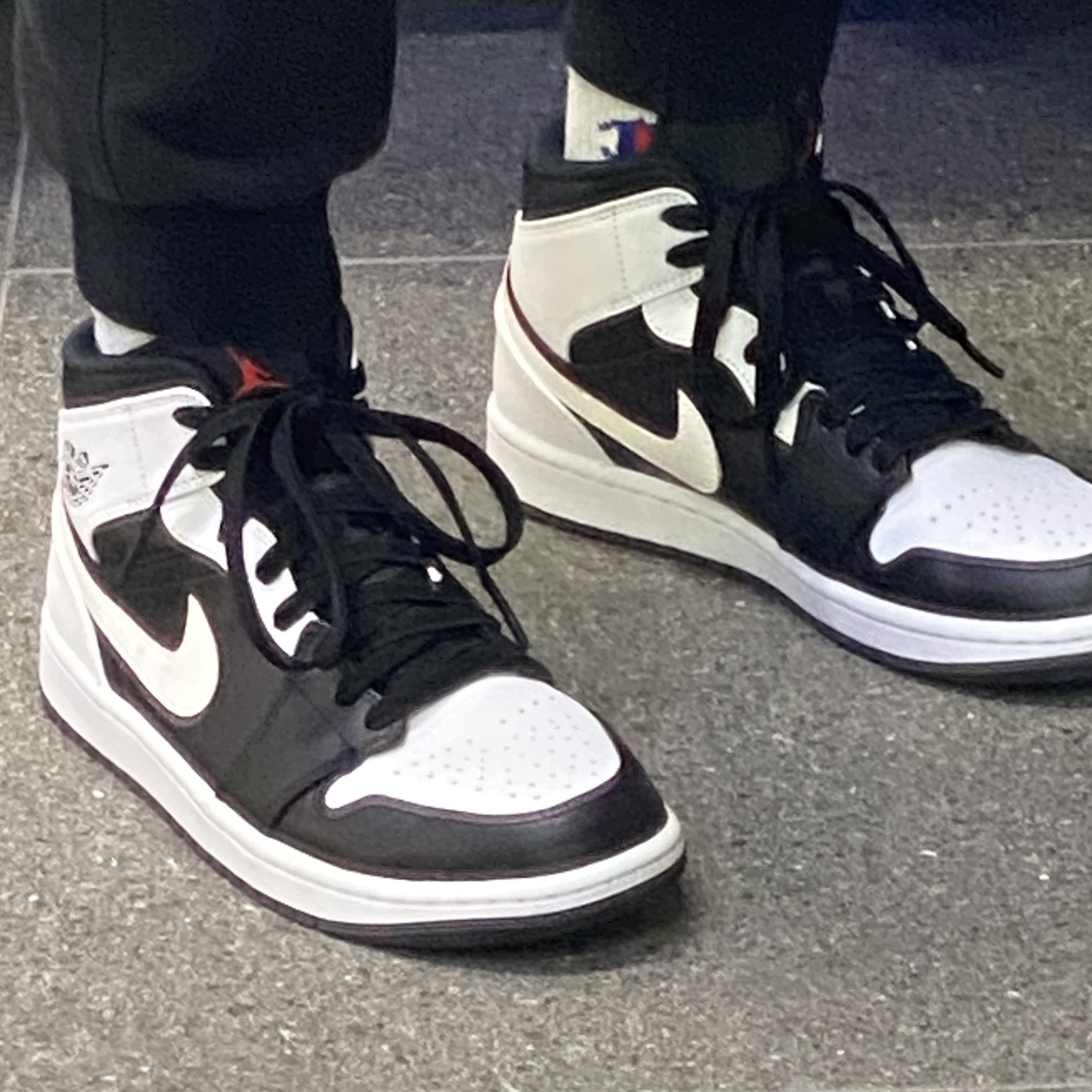 Jordan 1 Mid Black Chile Red 착용 스타일 - 2