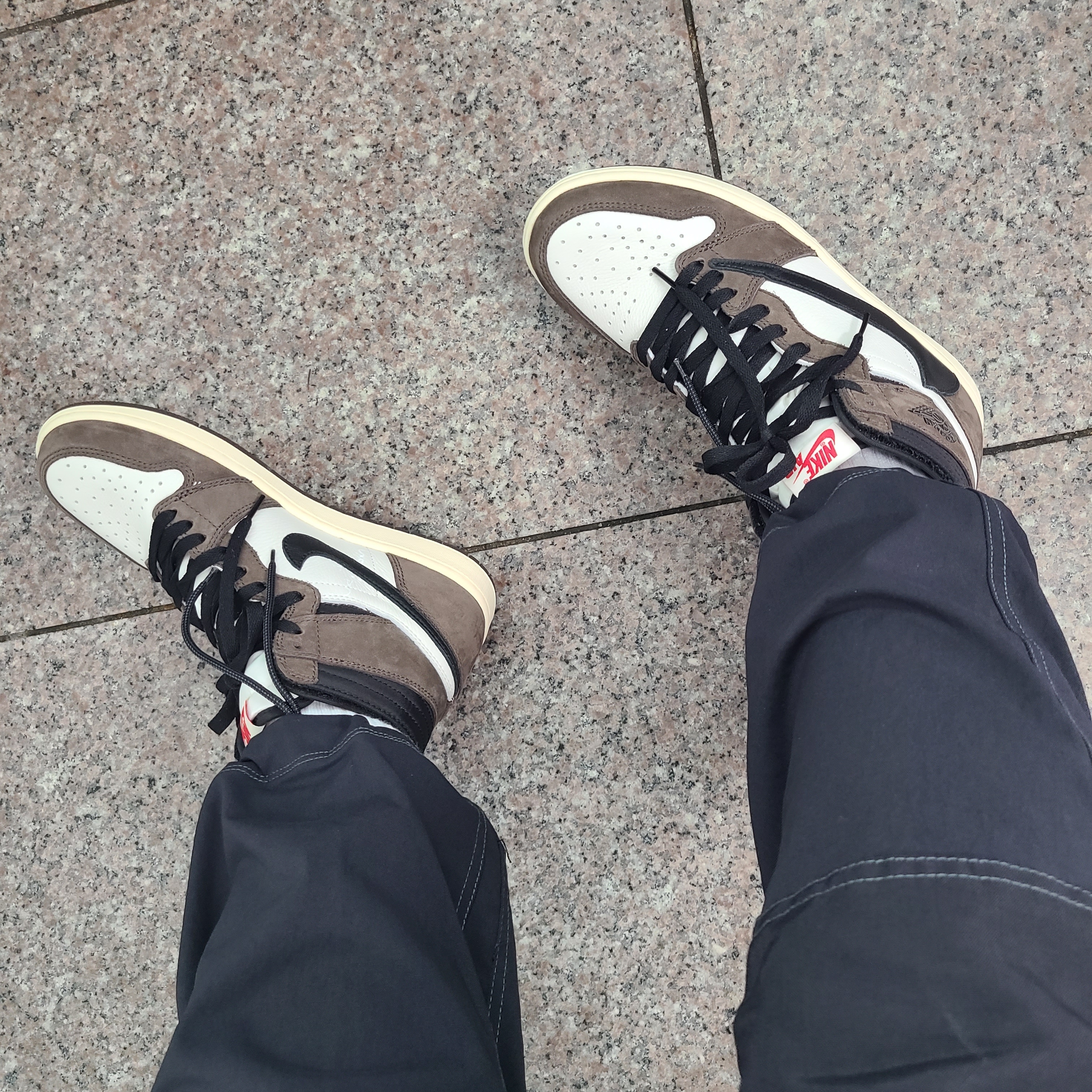 Jordan 1 x Travis Scott Retro High OG SP Mocha 착용 스타일 - 2