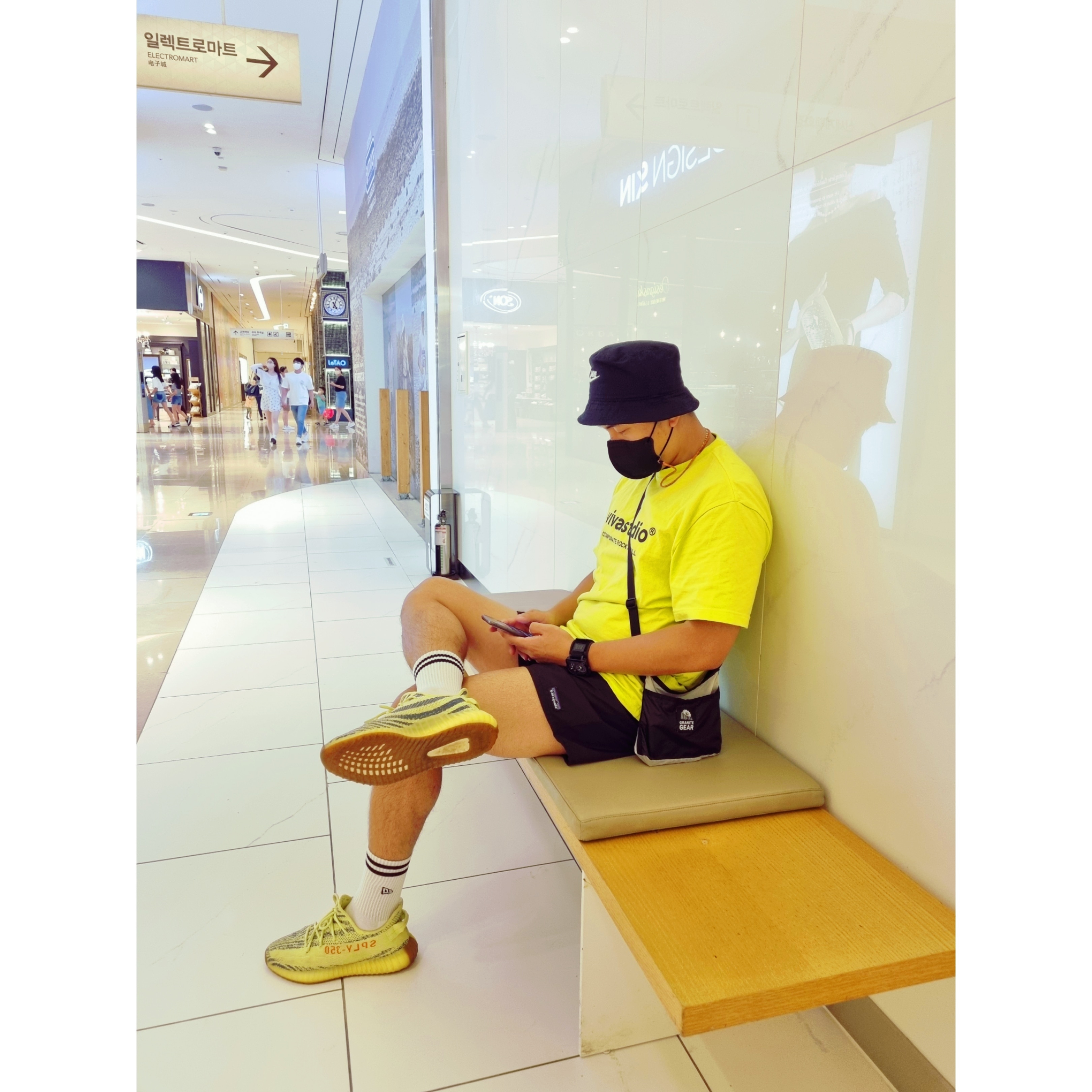 Adidas Yeezy Boost 350 V2 Semi Frozen Yellow, Nike Futura Washed Bucket Hat Black 착용 스타일