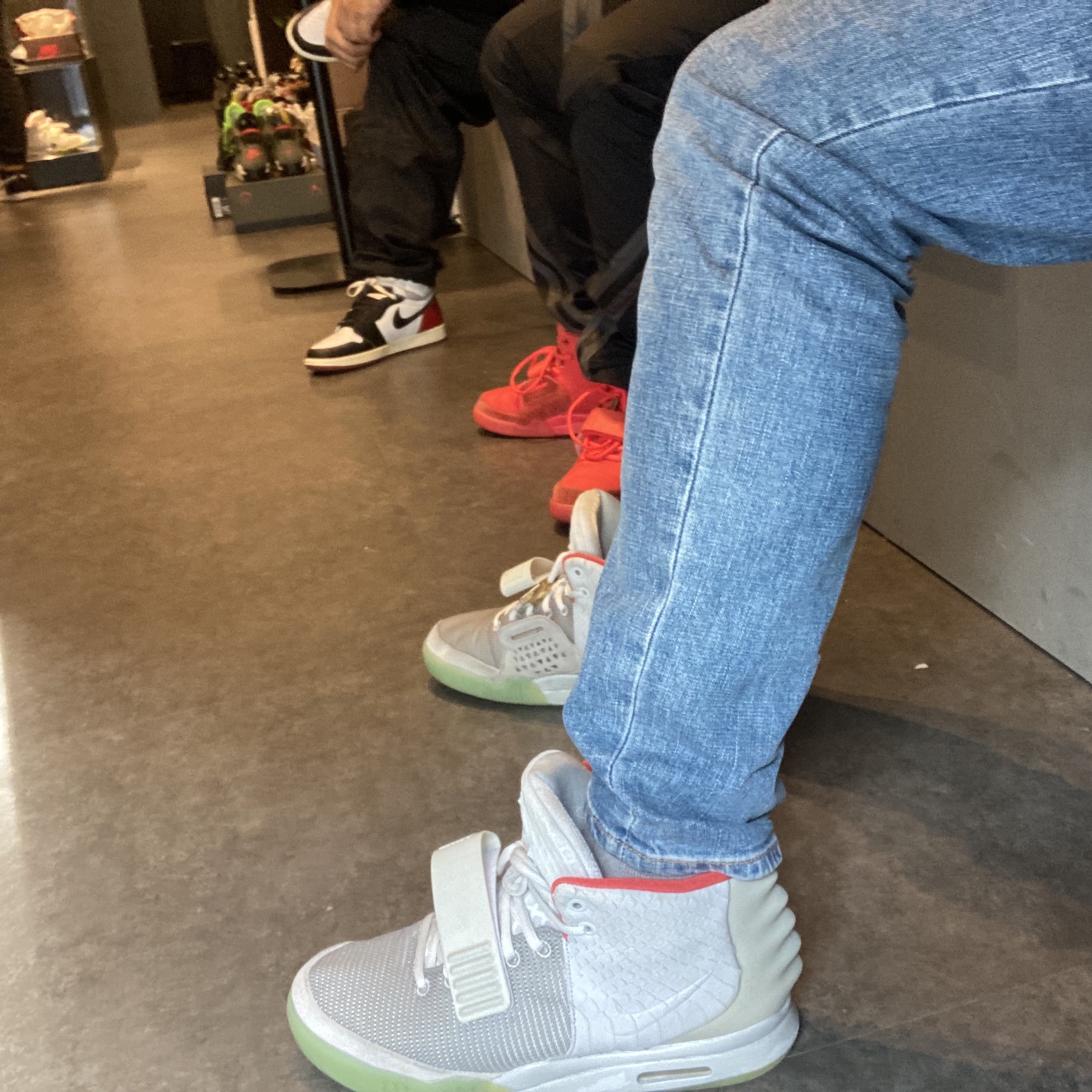 Nike Air Yeezy 2 Pure Platinum, Nike Air Yeezy 2 Red October 착용 스타일