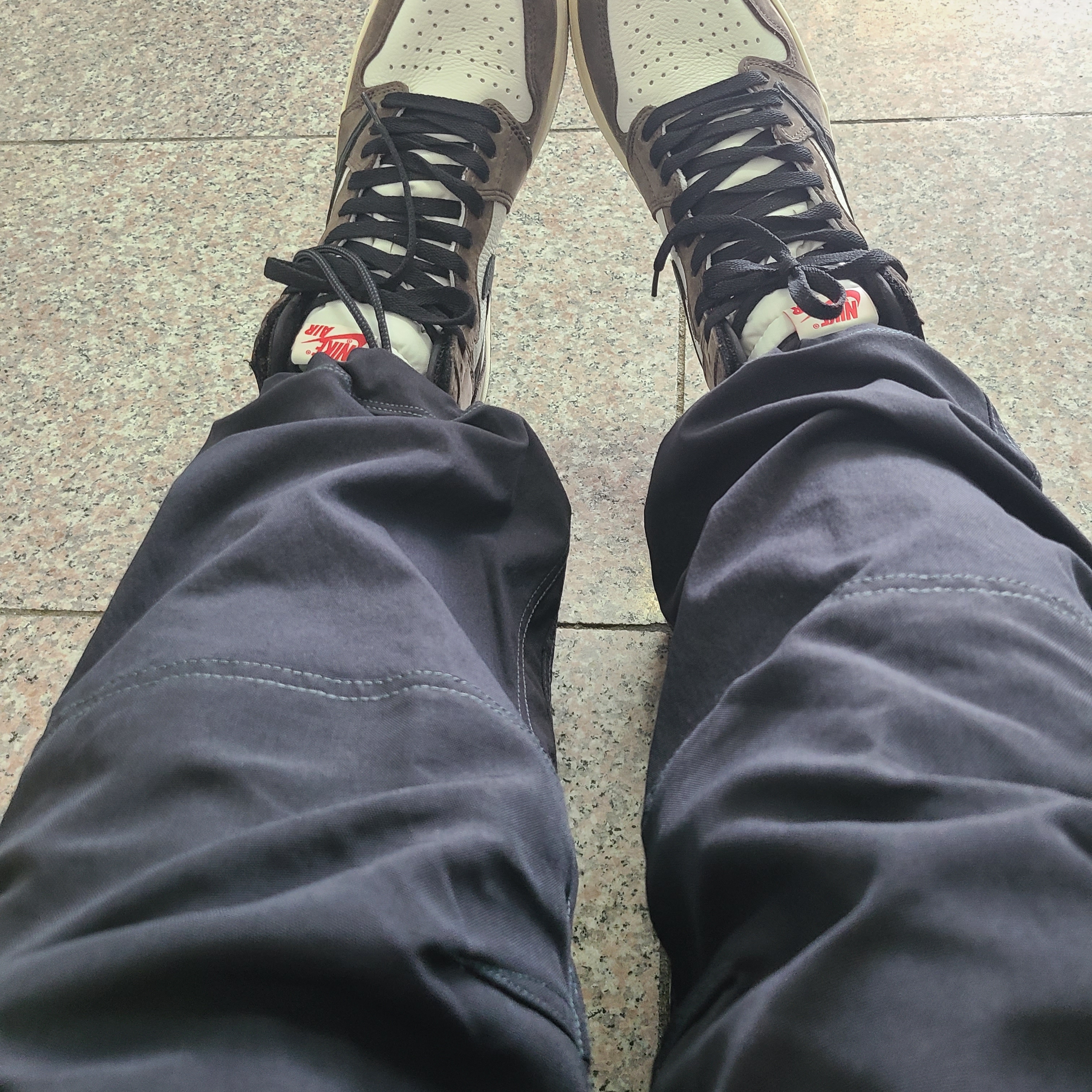 Jordan 1 x Travis Scott Retro High OG SP Mocha 착용 스타일 - 1