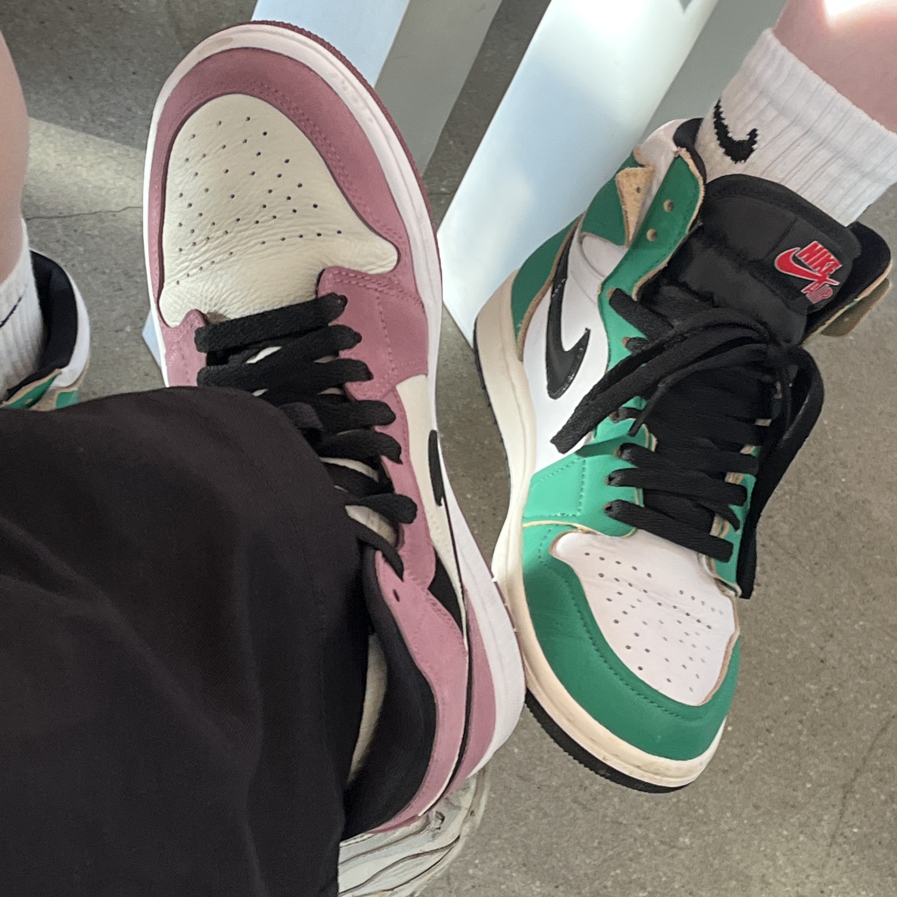 (W) Jordan 1 Mid SE Light Mulberry, Supreme Bandana Tarp Side Bag Black - 21SS 착용 스타일 - 2