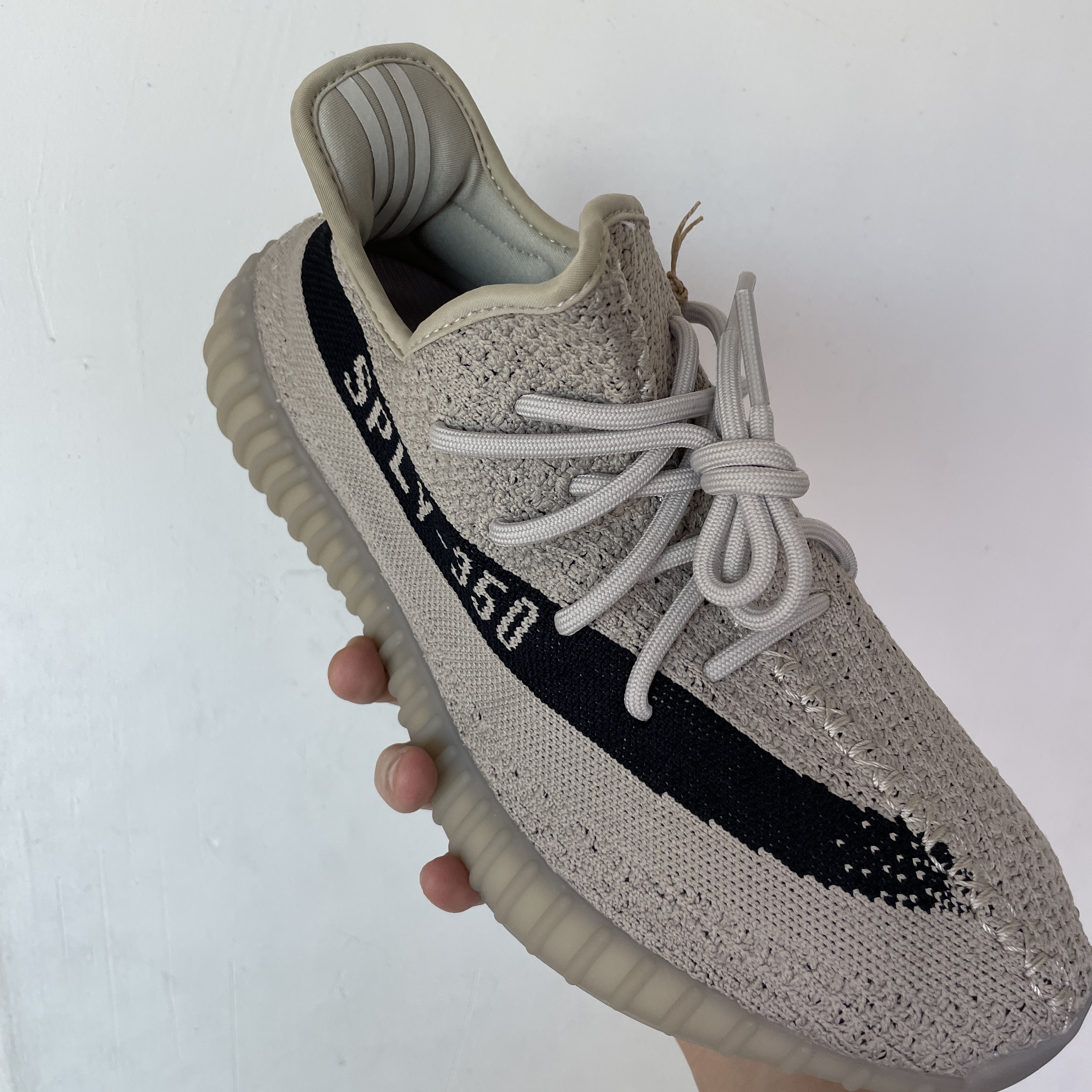 Adidas Yeezy Boost 350 V2 Slate Core Black 2022/2023 착용 스타일 - 1
