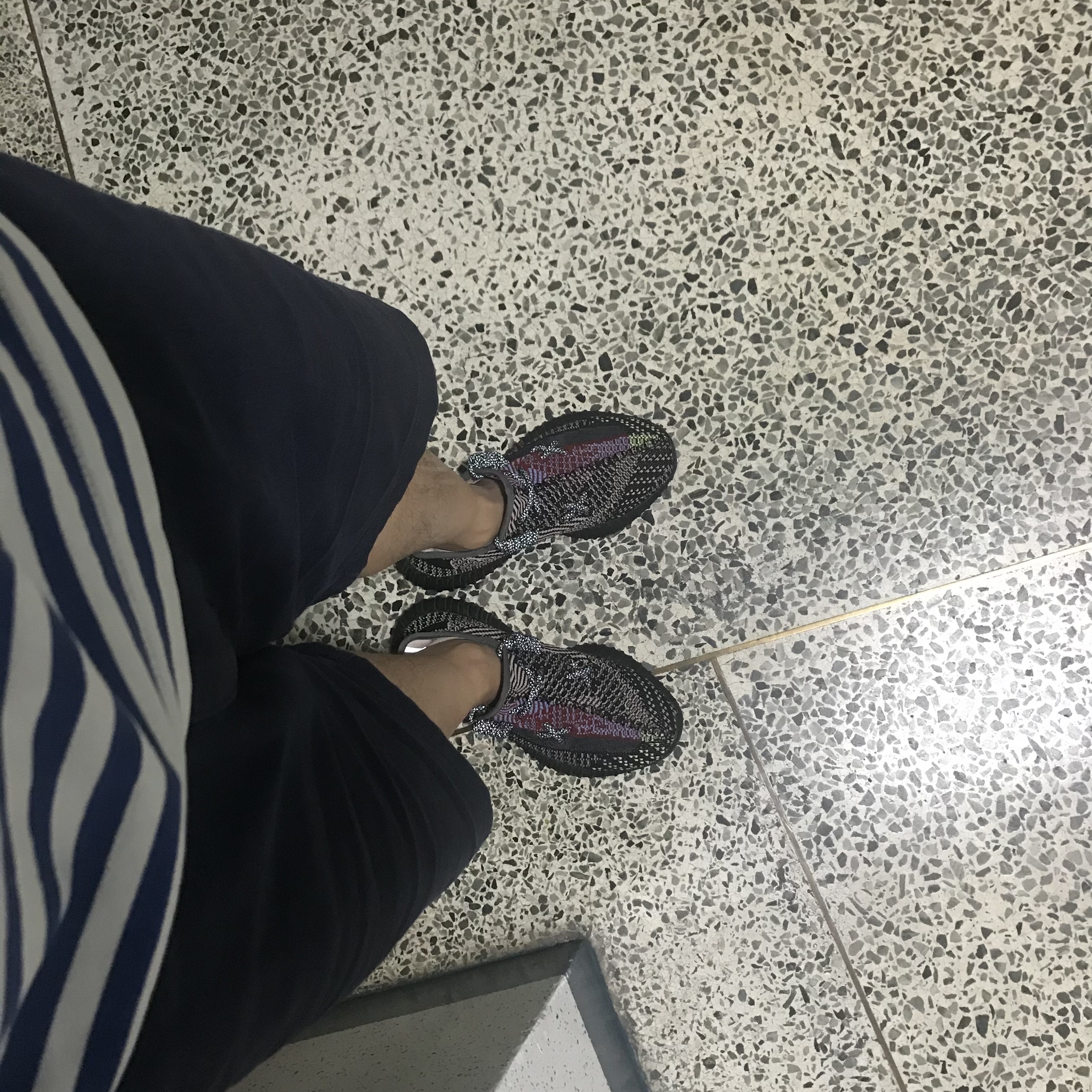 Adidas Yeezy Boost 350 V2 Yecheil - Non-Reflective 착용 스타일