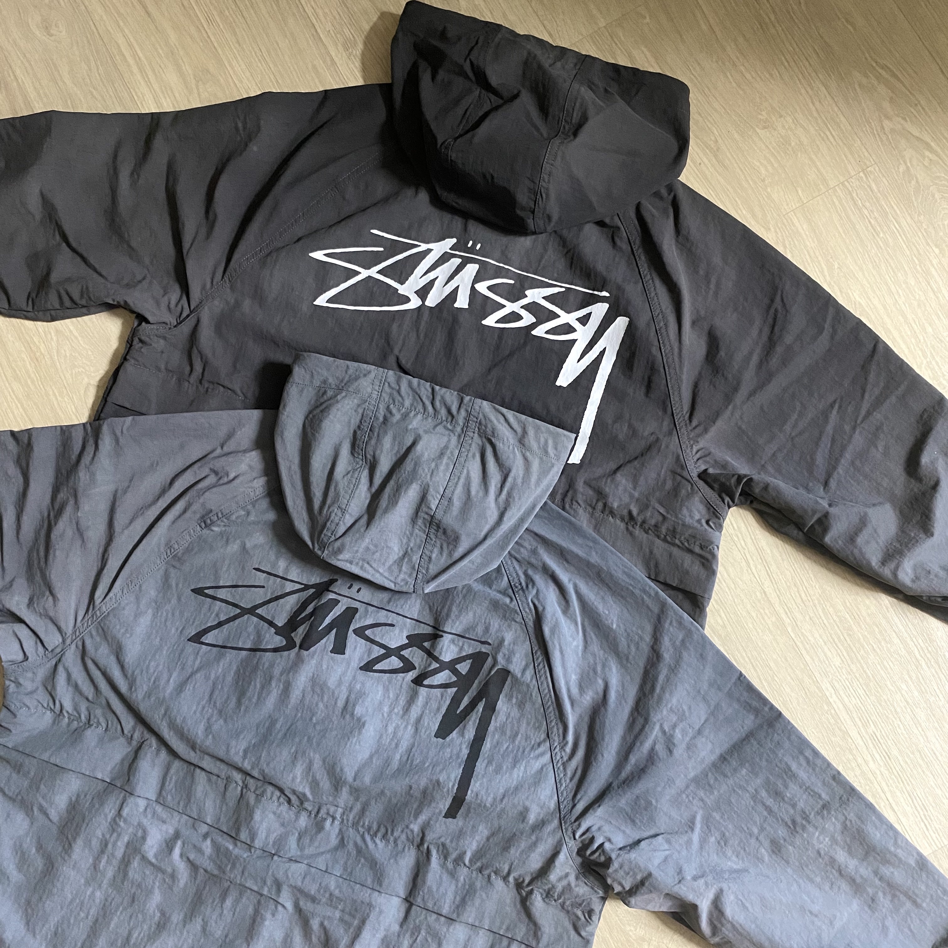 Stussy Wave Dye Beach Shell Jacket Black, Stussy x Heal The Bay Pigment Dyed T-Shirt White 착용 스타일 - 3