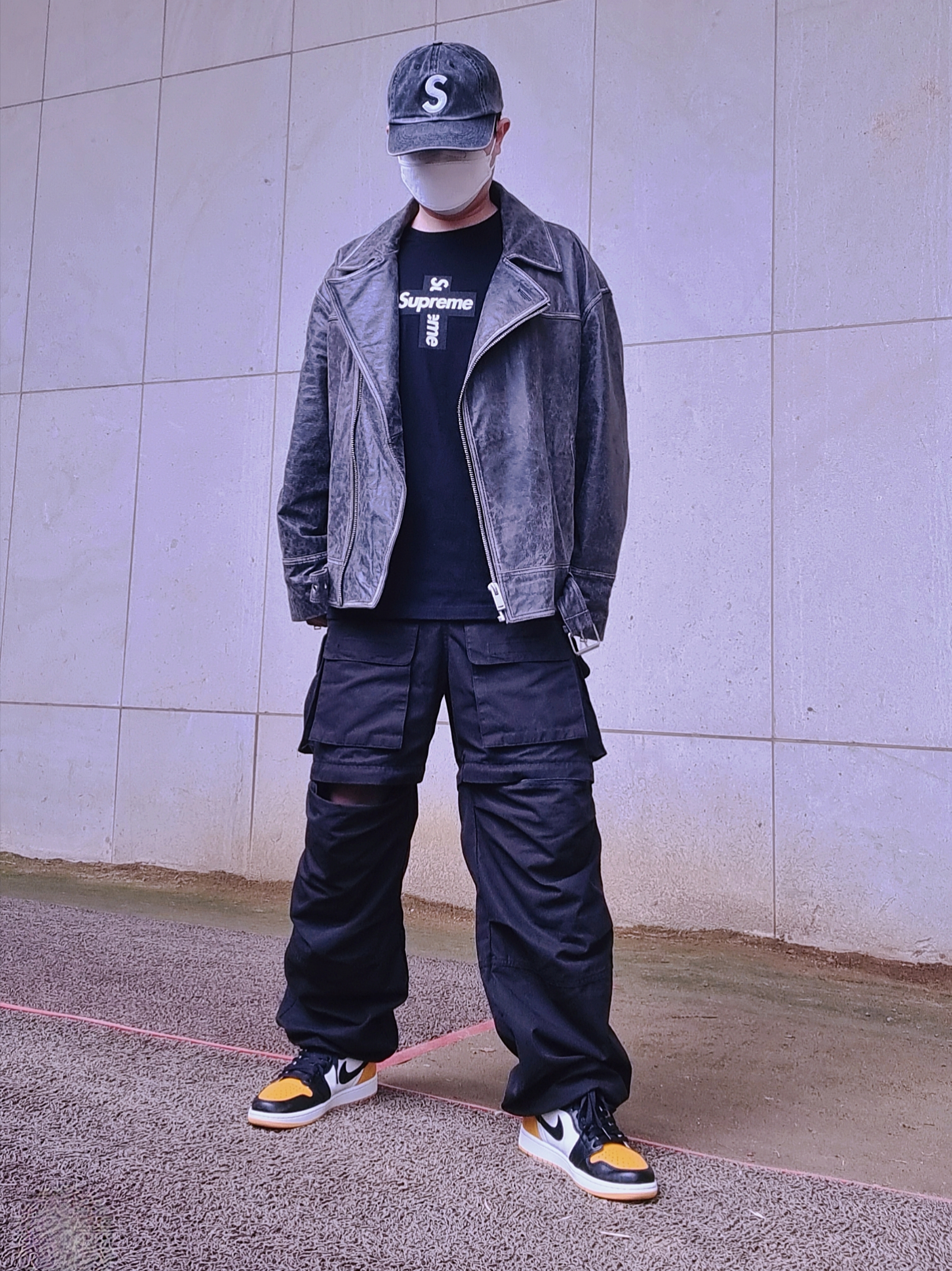 Supreme Pigment Print S Logo 6-Panel Black - 20SS, Supreme Cross Box Logo T-Shirt Black - 20FW 착용 스타일 - 3