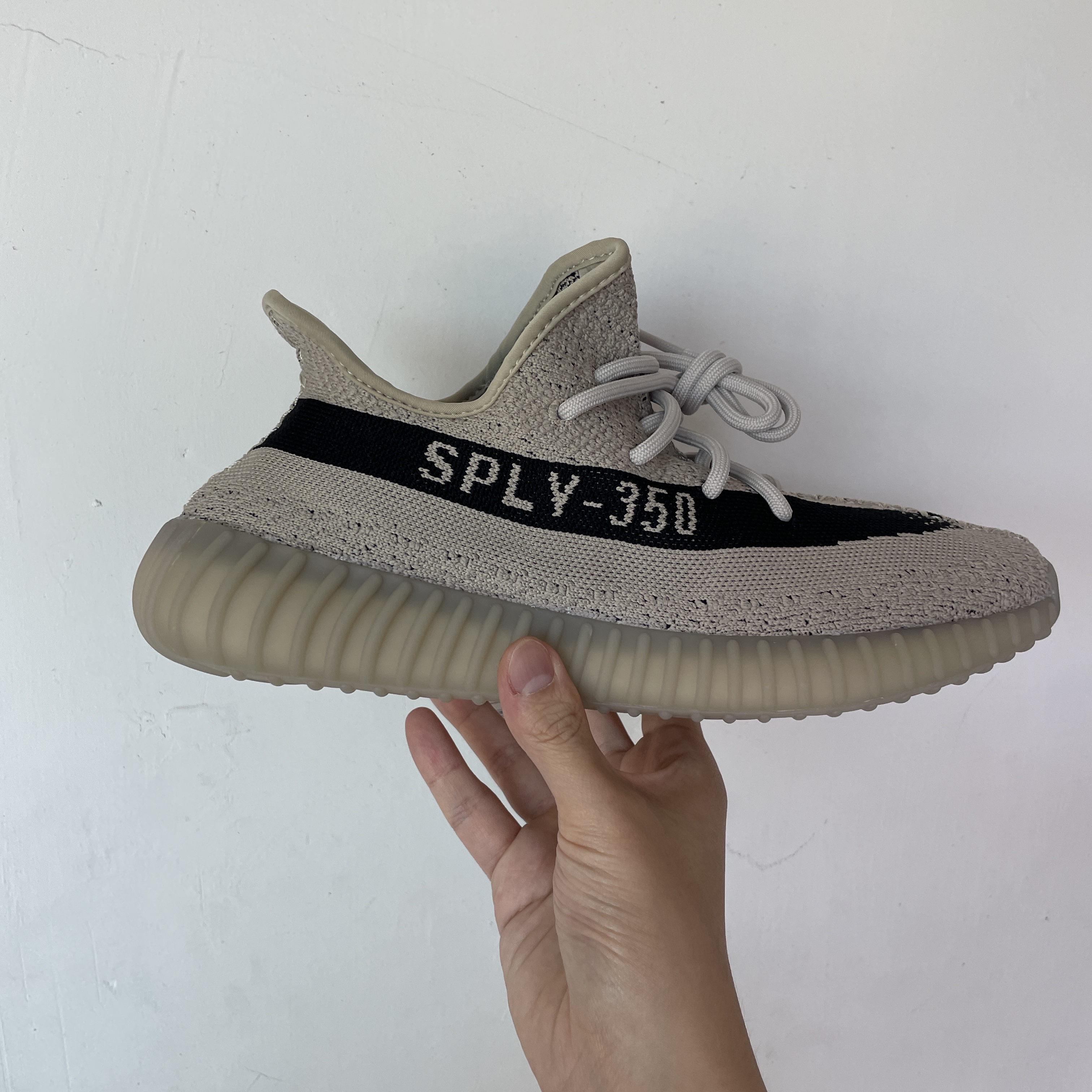 Adidas Yeezy Boost 350 V2 Slate Core Black 2022/2023 착용 스타일 - 3