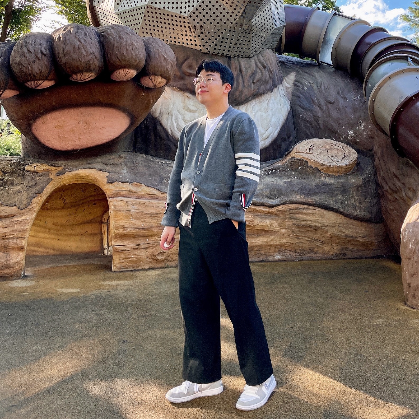 Thom Browne Milano Stitch 4-Bar Cardigan Medium Grey, (W) Jordan 1 Low White Wolf Grey 착용 스타일