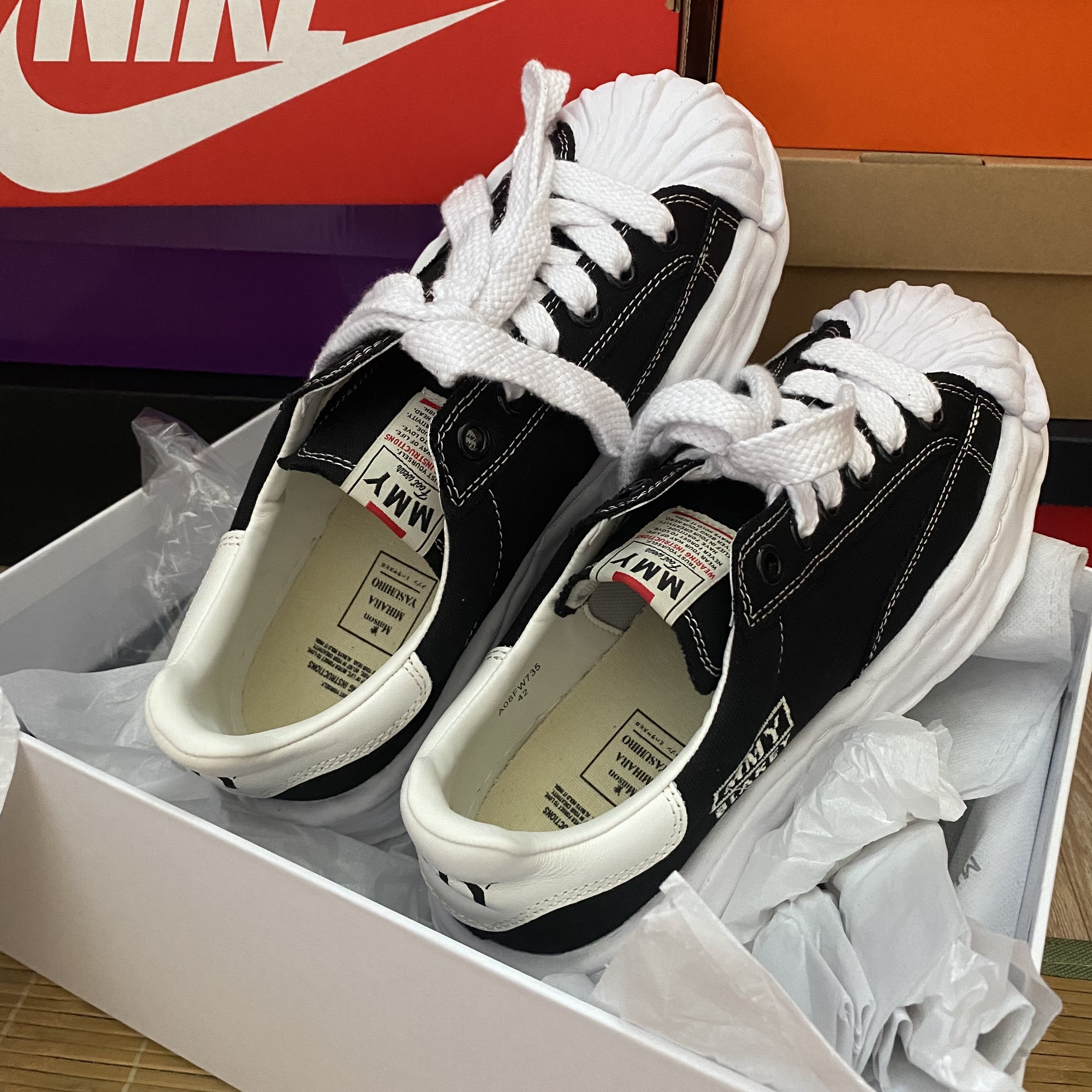 Maison Mihara Yasuhiro Blakey OG Sole Canvas Low-top Sneakers Black White 착용 스타일