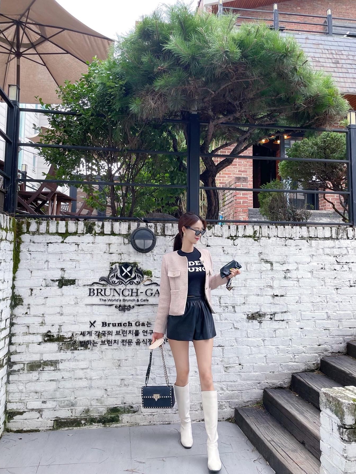 Valentino Rockstud Card Holder Black 착용 스타일 - 1