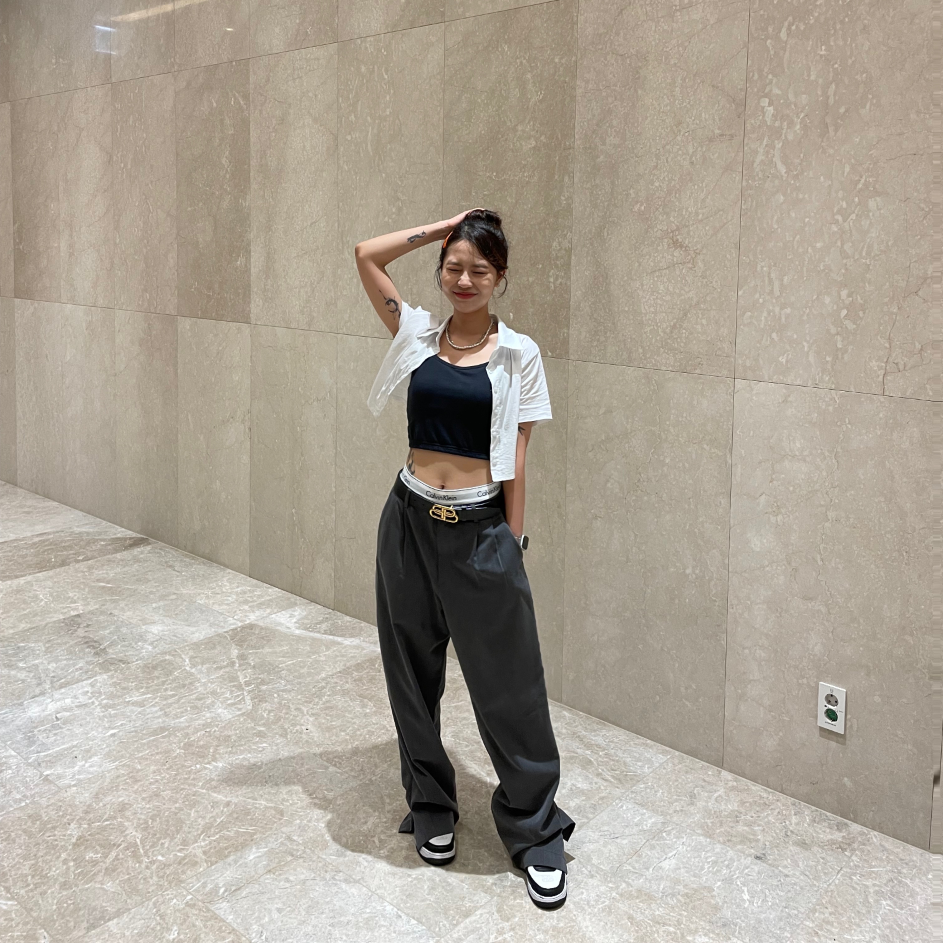 (W) Balenciaga BB Thin Calfskin Leather Belt Black Aged Gold, Nike x Stussy Air Force 1 '07 Mid SP Black and Light Bone 착용 스타일 - 1