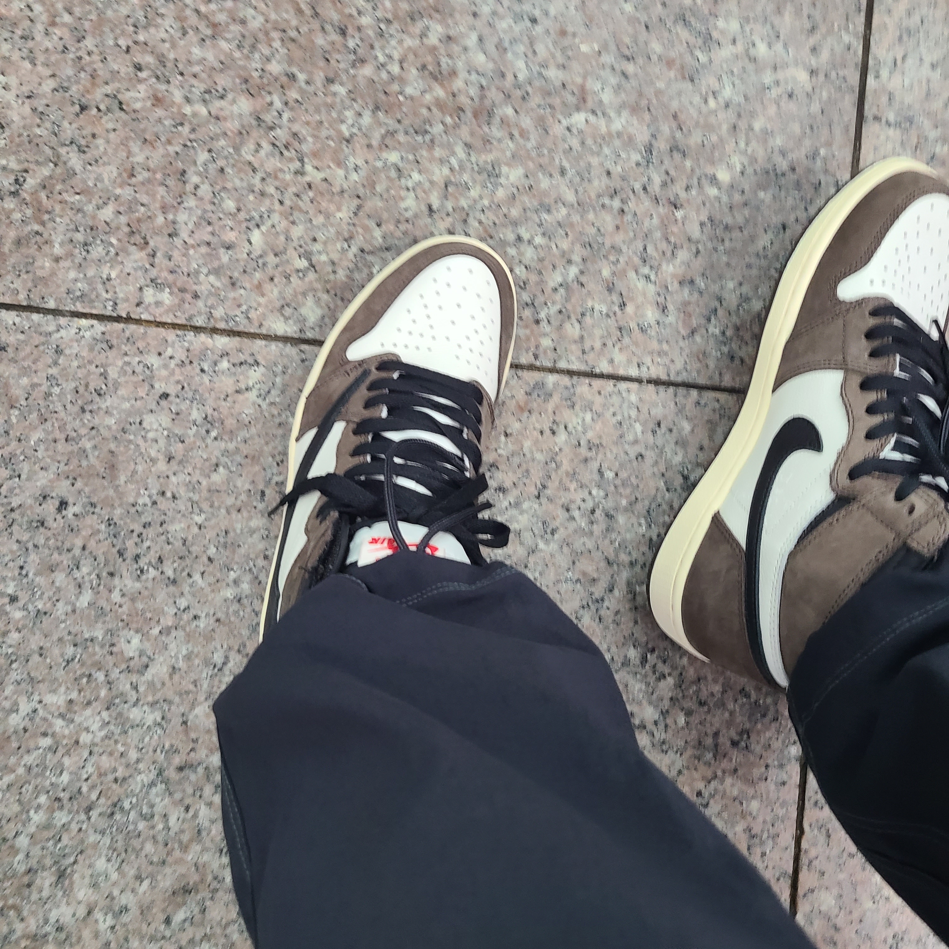 Jordan 1 x Travis Scott Retro High OG SP Mocha 착용 스타일 - 3