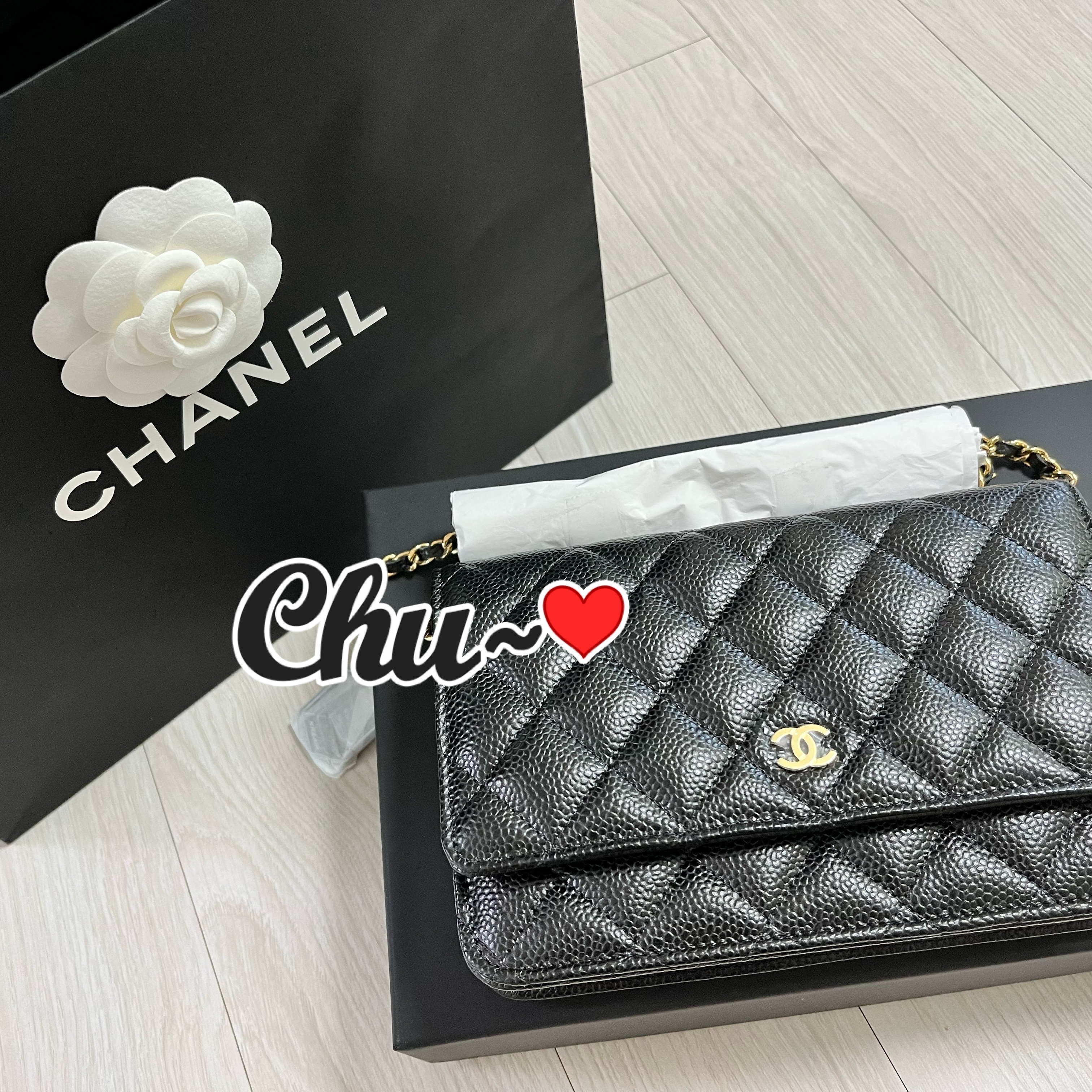 Chanel Classic Wallet On Chain Grained Calfskin & Gold Black 착용 스타일 - 1