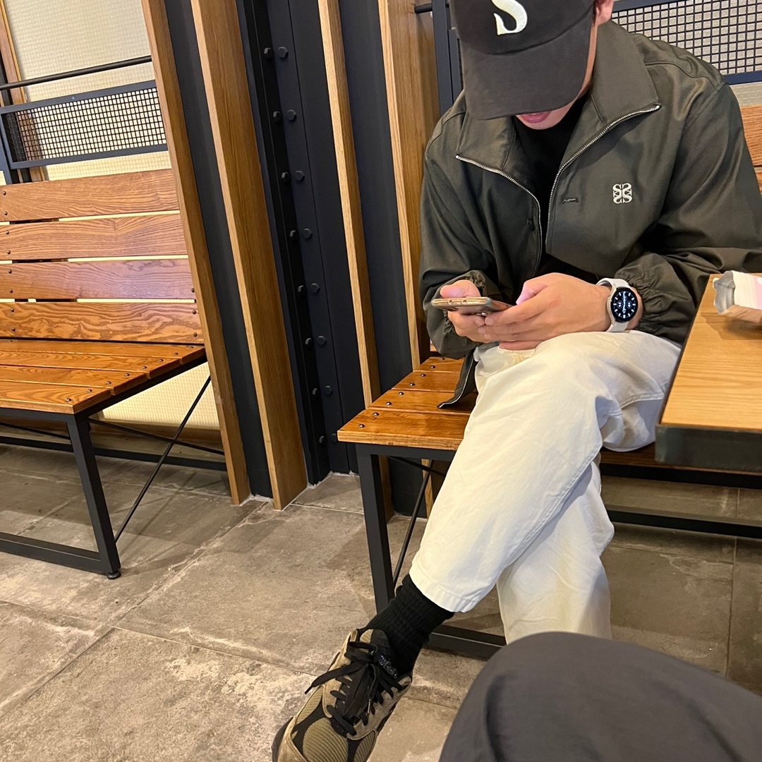 New Balance x JJJJound 990v3 Brown Black 착용 스타일 - 1