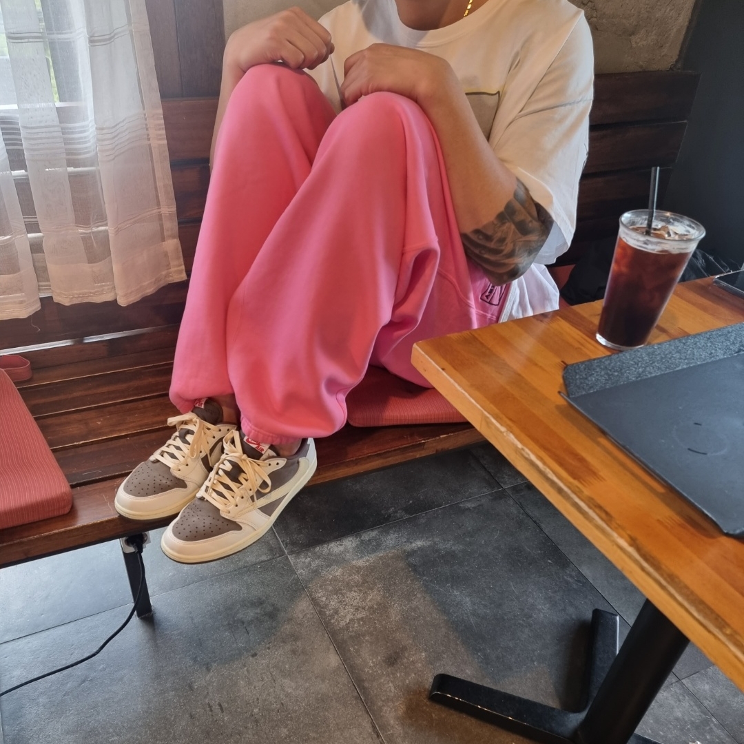 Nike x Stussy NRG Washed Fleece Pants Lotus PInk (DO5296-670), Jordan 1 x Travis Scott Retro Low OG SP Sail and Ridgerock 착용 스타일