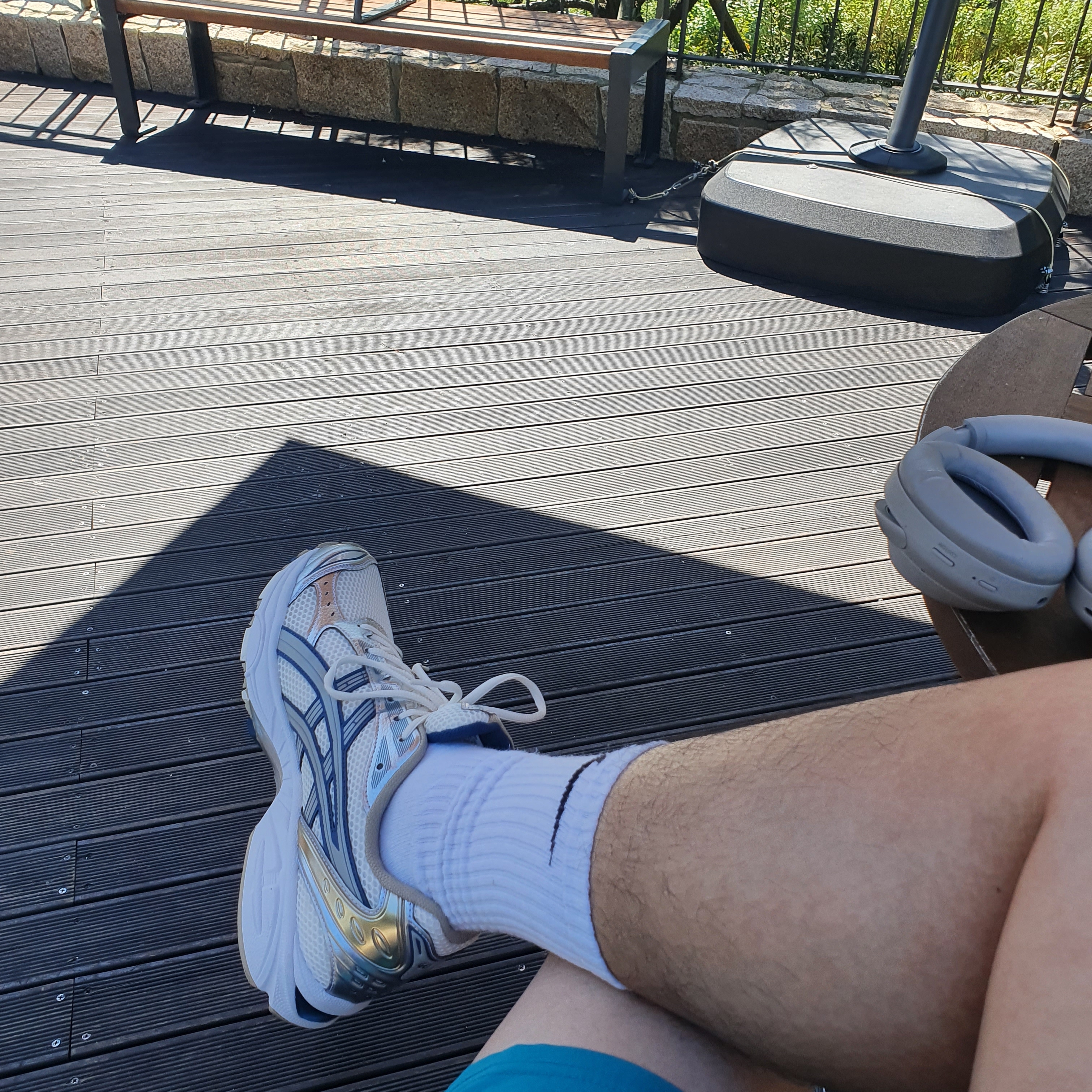 Asics Gel-Kayano 14 Cream Pure Silver, Sony WH-1000XM4 Platinum Silver (Korean Ver.) 착용 스타일 - 2