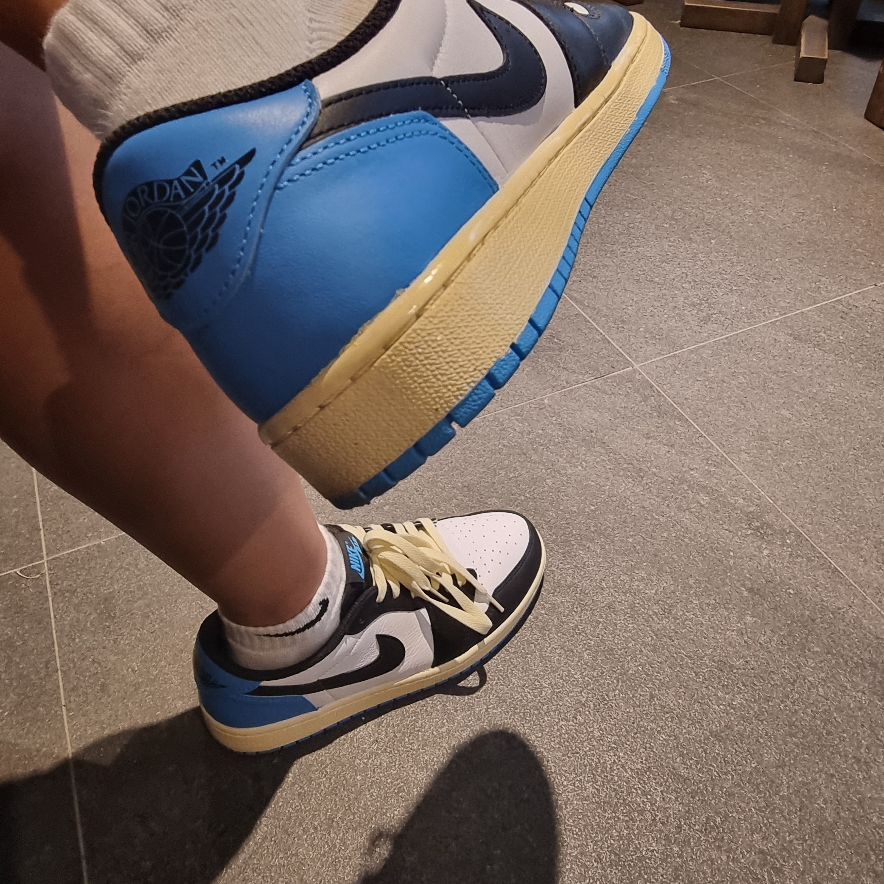 (W) Jordan 1 Retro Low OG Black and Dark Powder Blue 착용 스타일 - 2