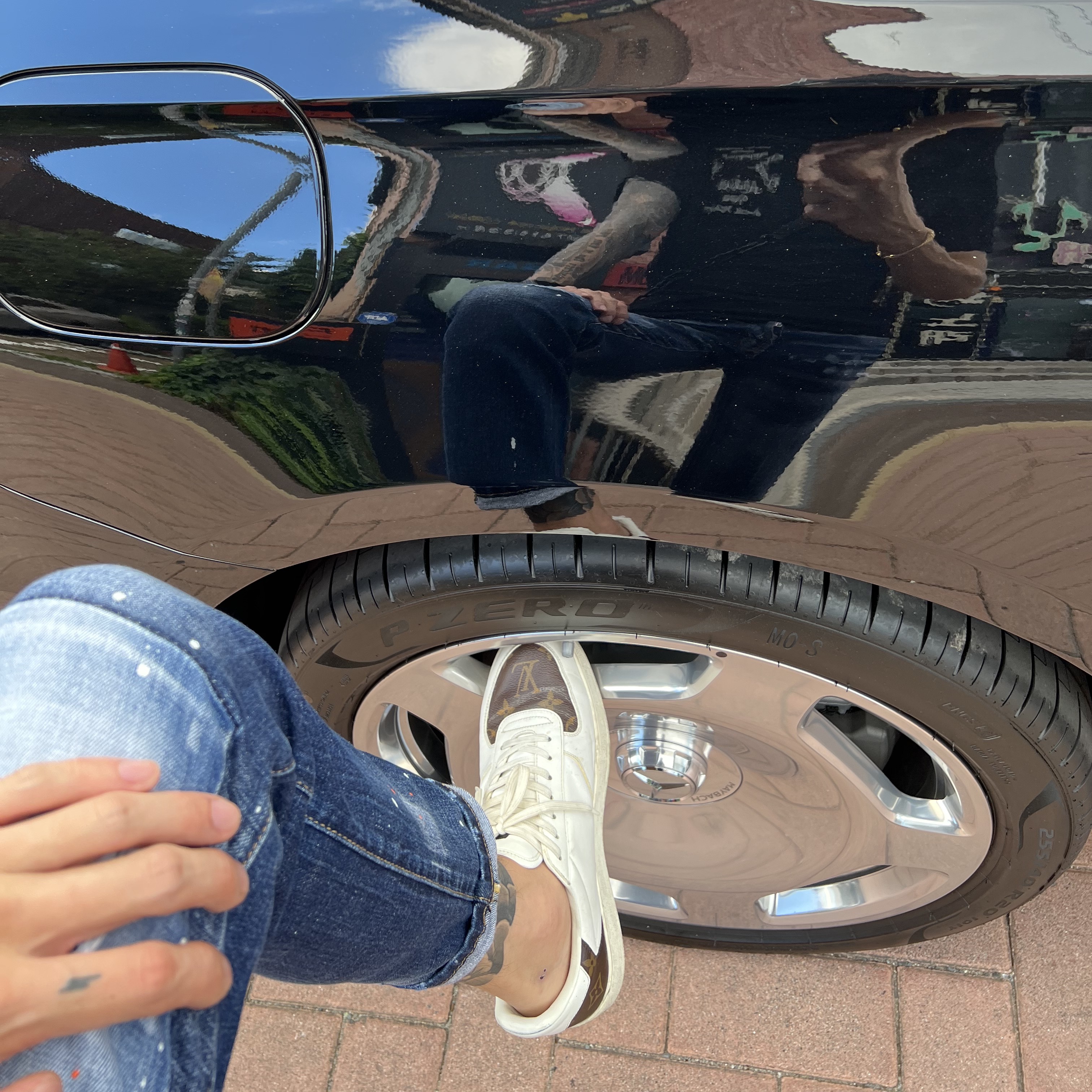 Louis Vuitton Rivoli Sneakers White Monogram 착용 스타일