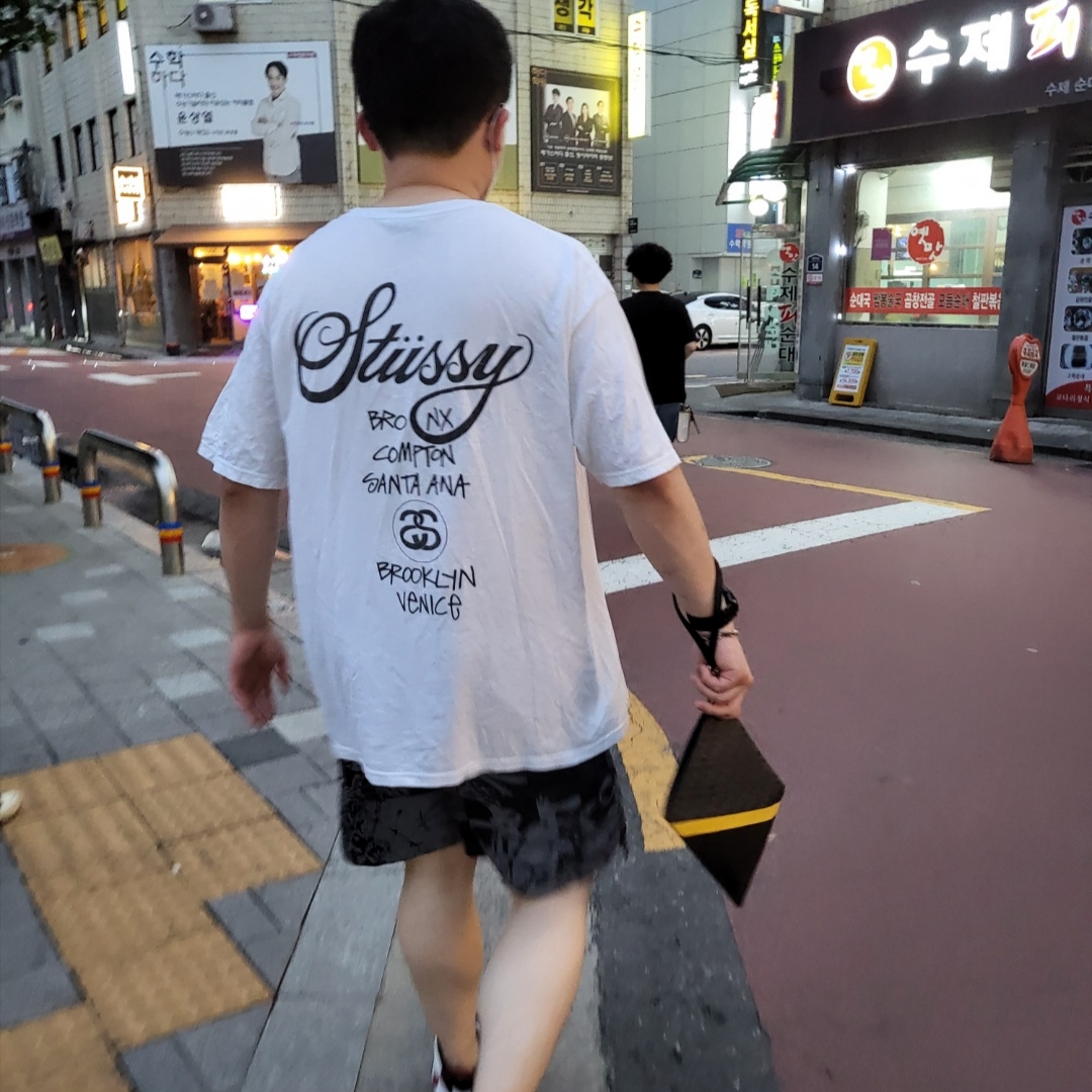 Stussy World Tour T-Shirt White, Fendi FF Clutch Bag Brown 착용 스타일 - 1