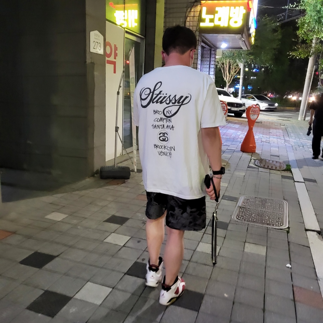 Stussy World Tour T-Shirt White, Fendi FF Clutch Bag Brown 착용 스타일 - 2