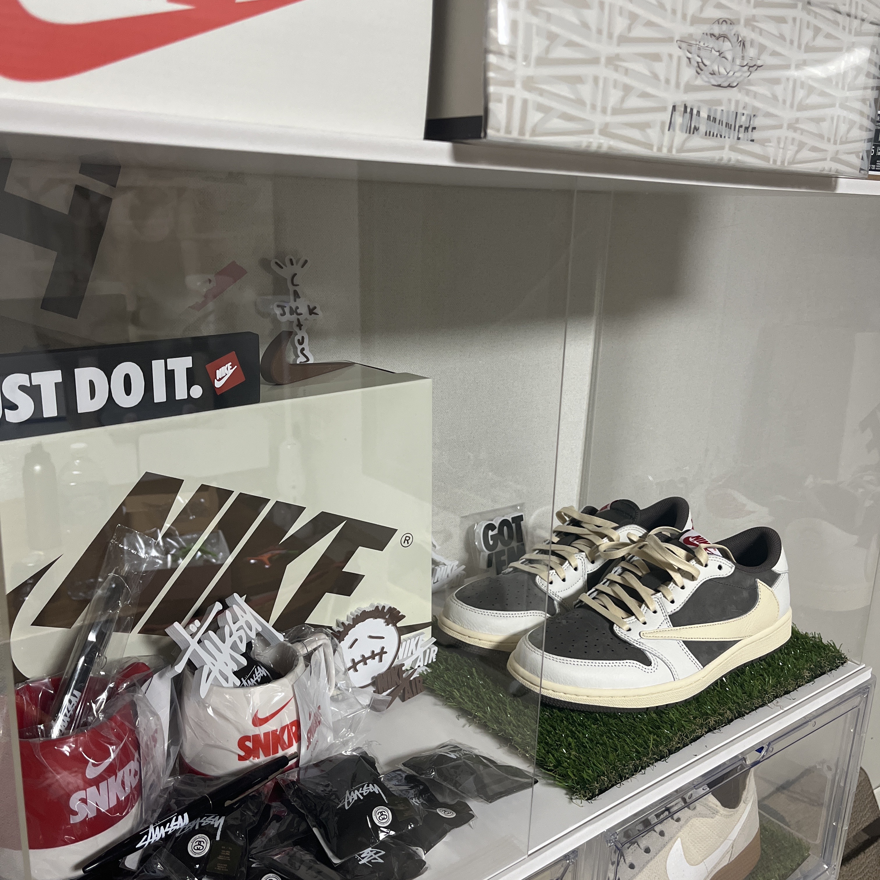 Jordan 1 x Travis Scott Retro Low OG SP Sail and Ridgerock, Nike x Tom Sachs General Purpose Shoe Light Cream 착용 스타일 - 1