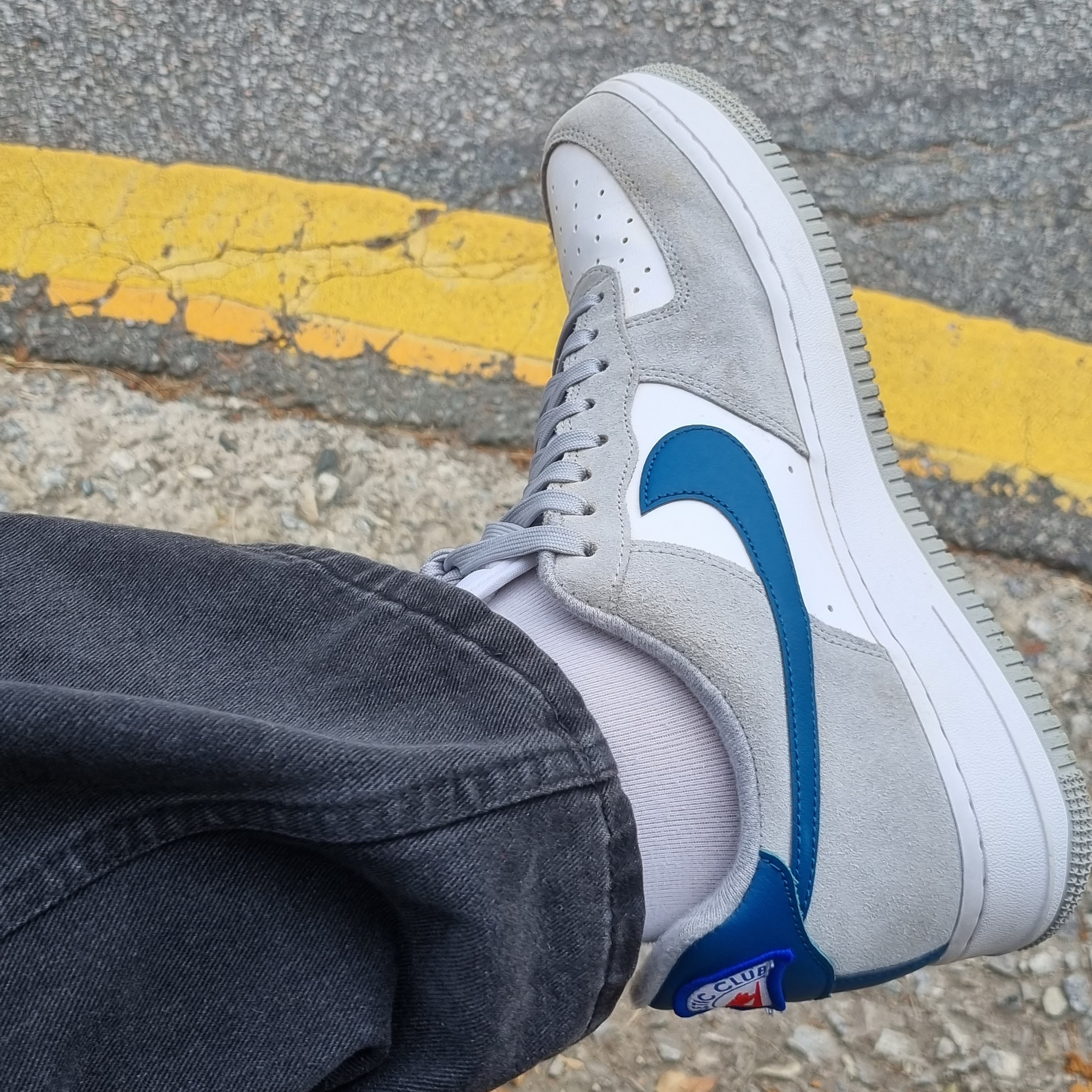 Nike Air Force 1 '07 LV8 Athletic Club Light Smoke Grey Marina 착용 스타일